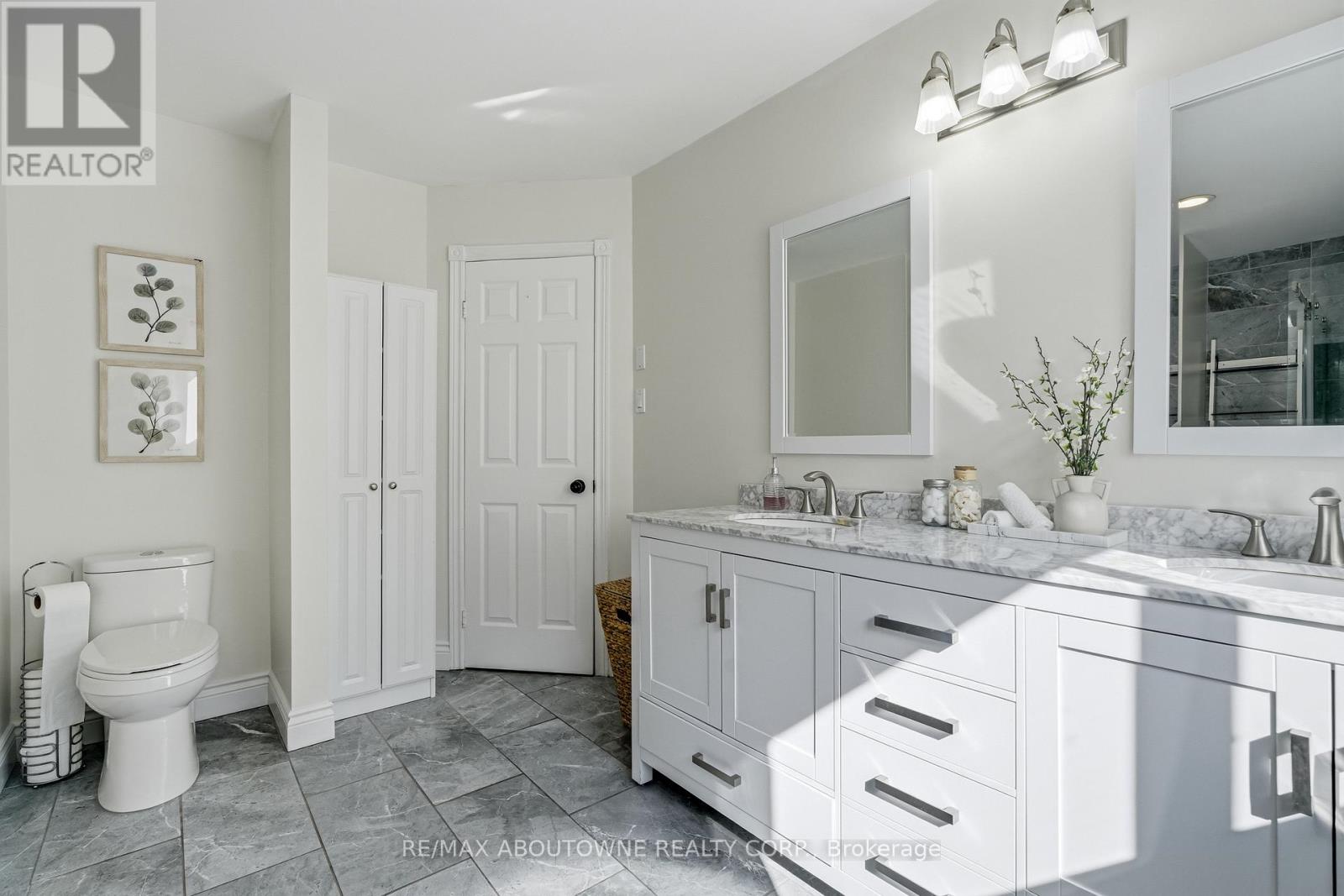 1323 Blackburn Drive, Oakville, Ontario  L6M 2X9 - Photo 29 - W12859908