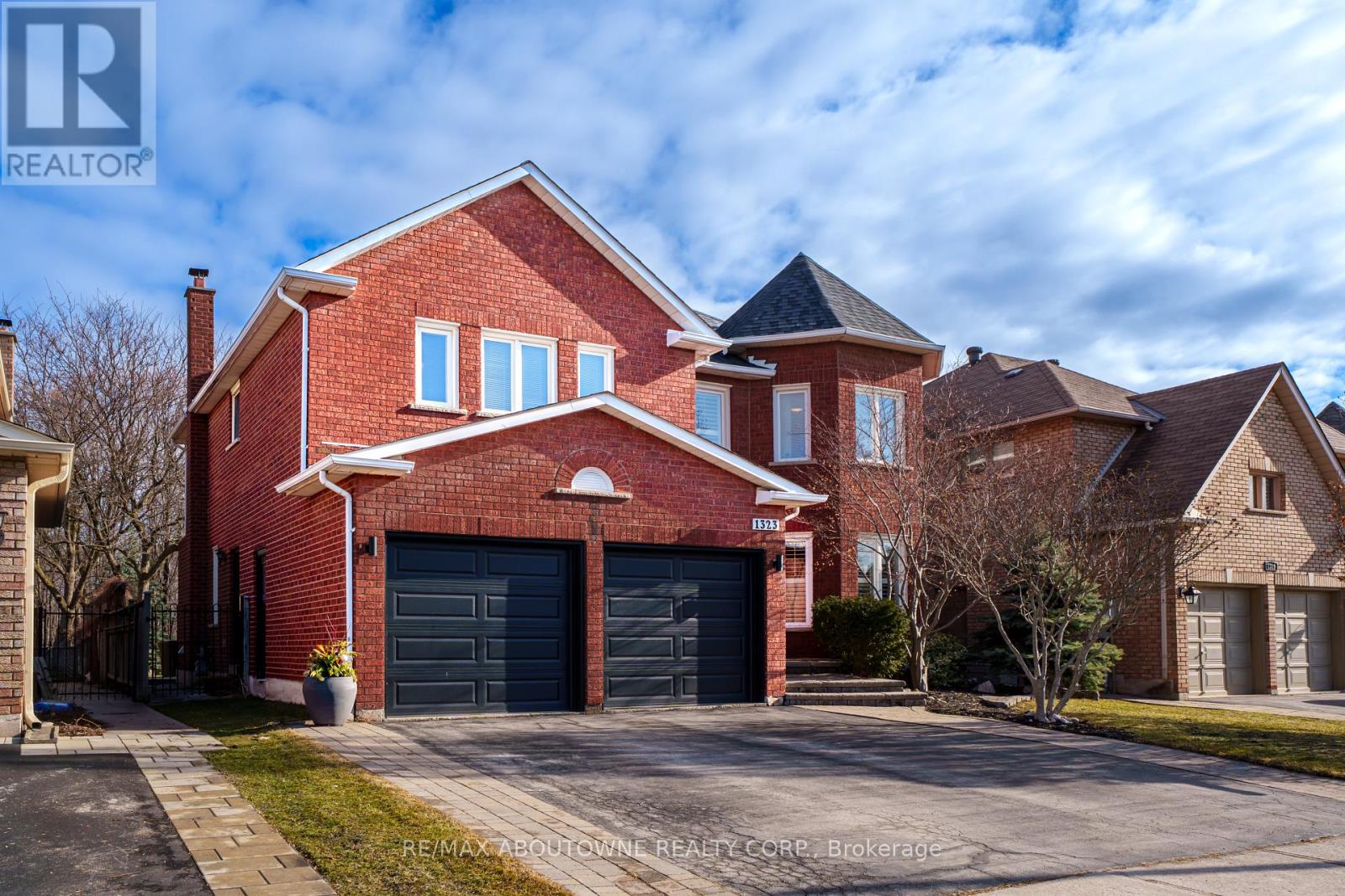 1323 Blackburn Drive, Oakville, Ontario  L6M 2X9 - Photo 3 - W12859908