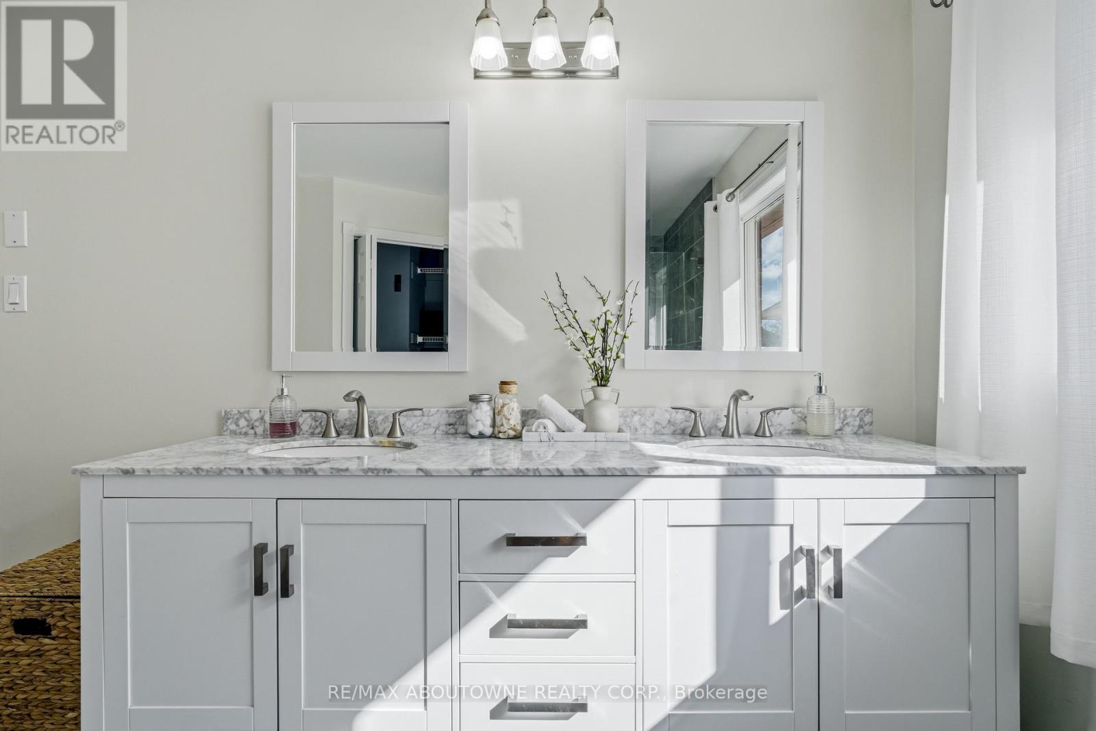 1323 Blackburn Drive, Oakville, Ontario  L6M 2X9 - Photo 30 - W12859908