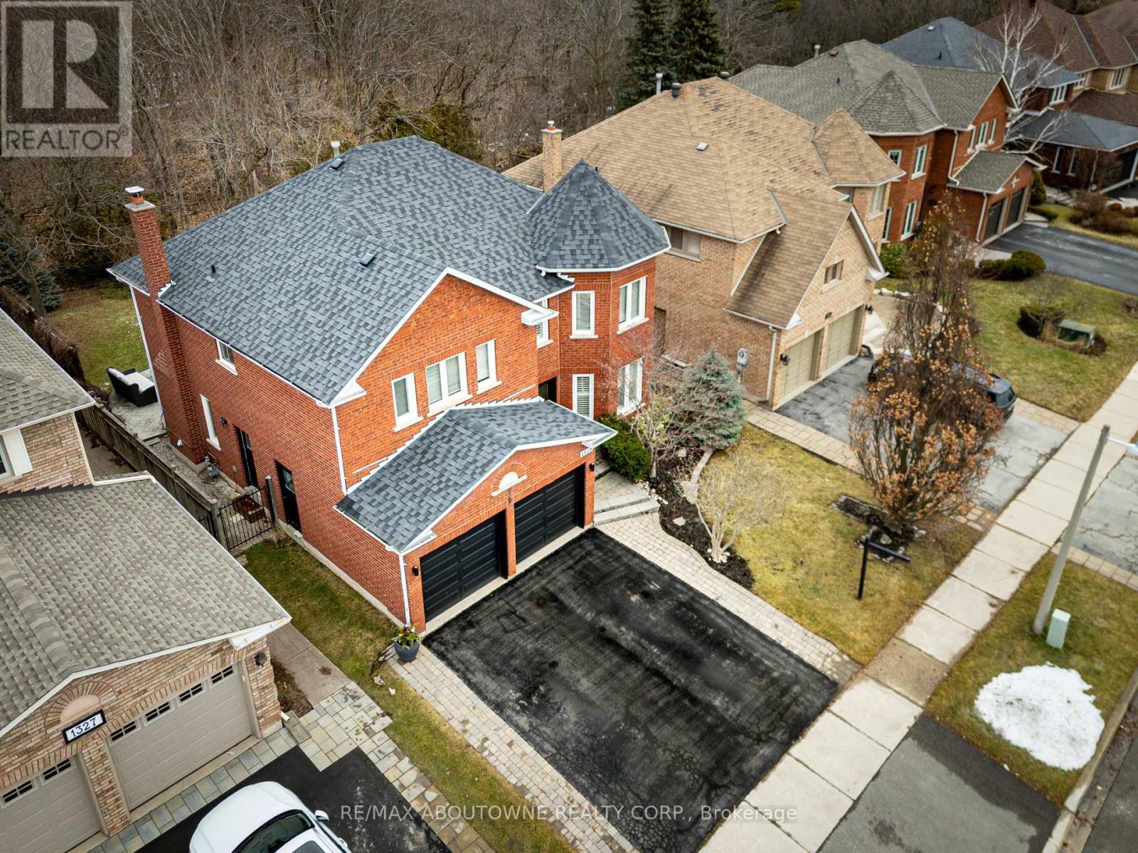 1323 Blackburn Drive, Oakville, Ontario  L6M 2X9 - Photo 4 - W12859908