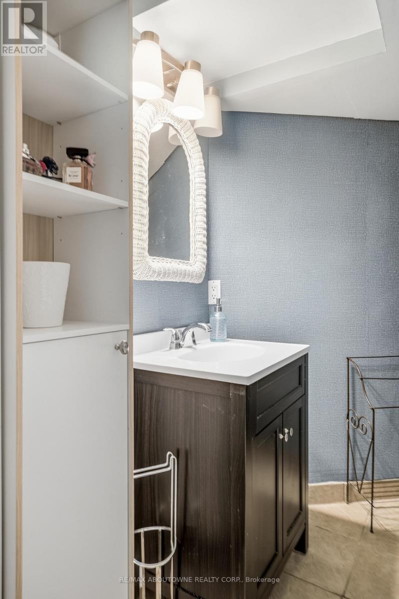 1323 Blackburn Drive, Oakville, Ontario  L6M 2X9 - Photo 43 - W12859908