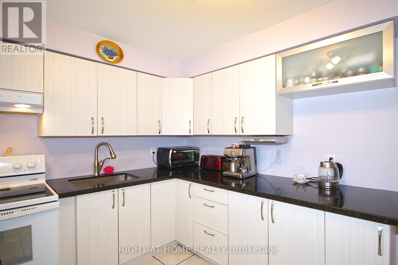 53 - 1055 Shawnmarr Road, Mississauga, Ontario  L5H 3V2 - Photo 6 - W12859926