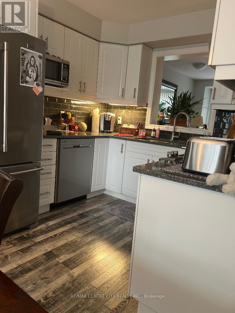 69 - 1061 Eagletrace Drive, London North, Ontario  N6G 0T3 - Photo 3 - X12860038