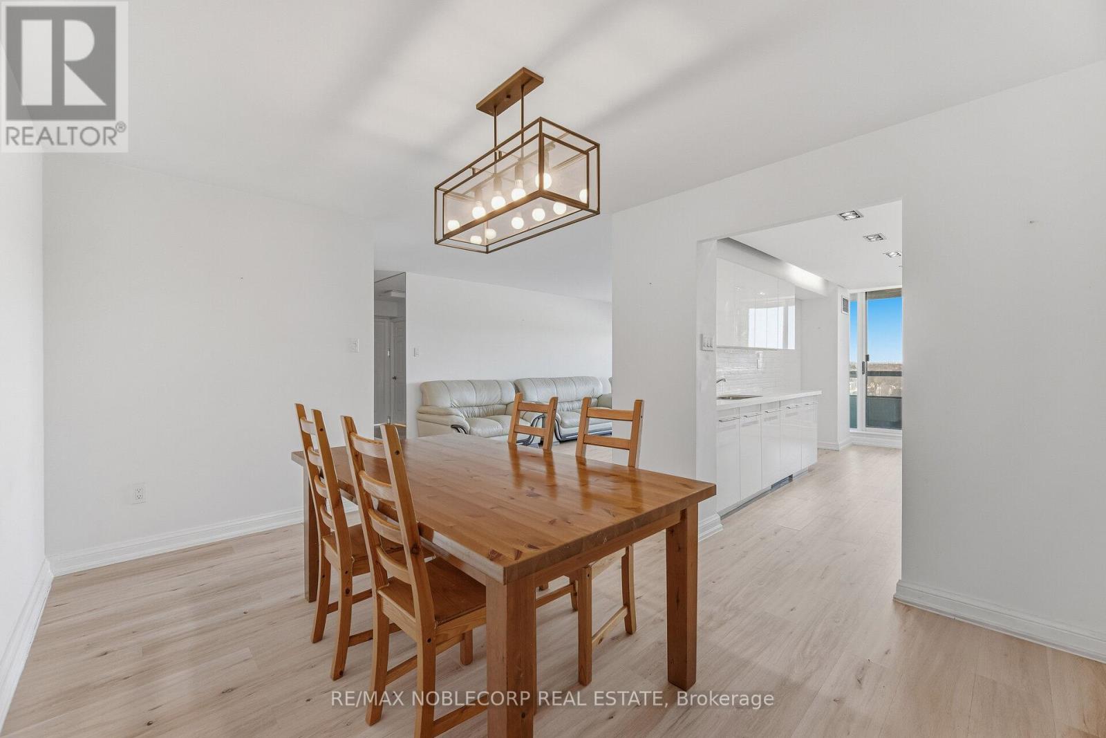 1107 - 22 Hanover Road, Brampton (Queen Street Corridor), Ontario  L6S 5K7 - Photo 10 - W12860028