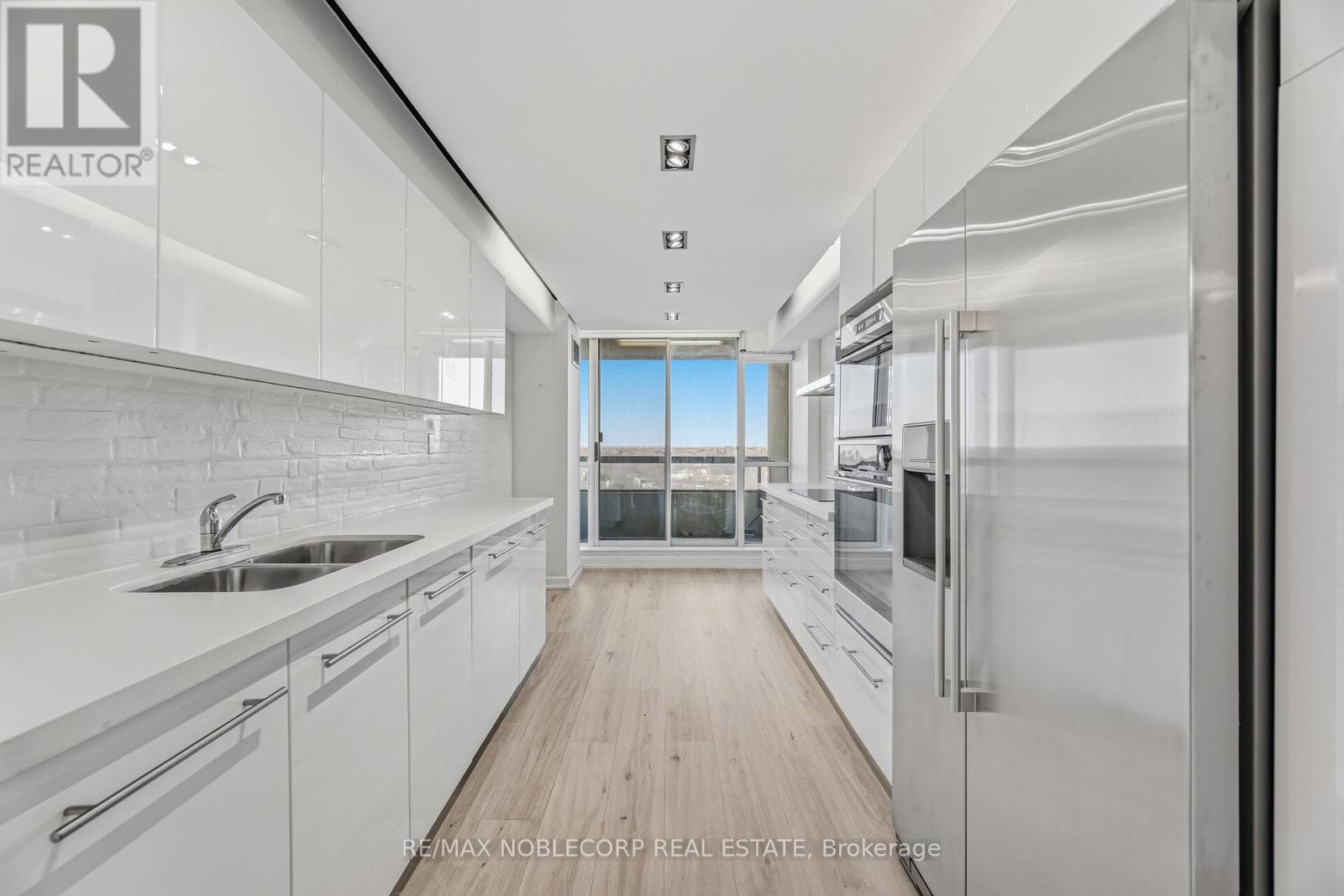 1107 - 22 Hanover Road, Brampton (Queen Street Corridor), Ontario  L6S 5K7 - Photo 11 - W12860028