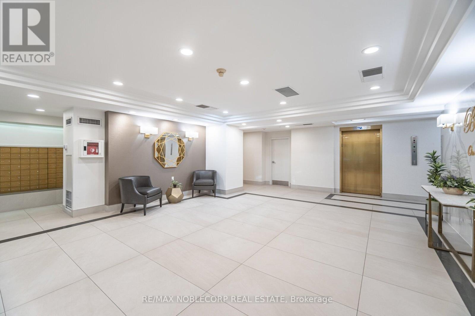 1107 - 22 Hanover Road, Brampton (Queen Street Corridor), Ontario  L6S 5K7 - Photo 4 - W12860028