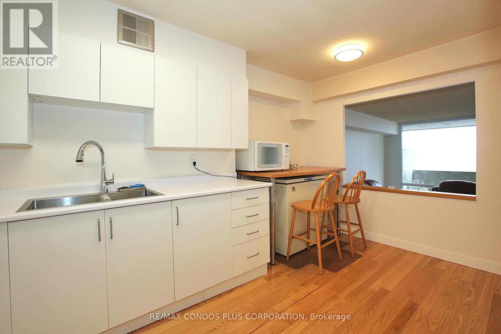 1605 - 260 Scarlett Road, Toronto (Rockcliffe-Smythe), Ontario  M6N 4X6 - Photo 12 - W12860032