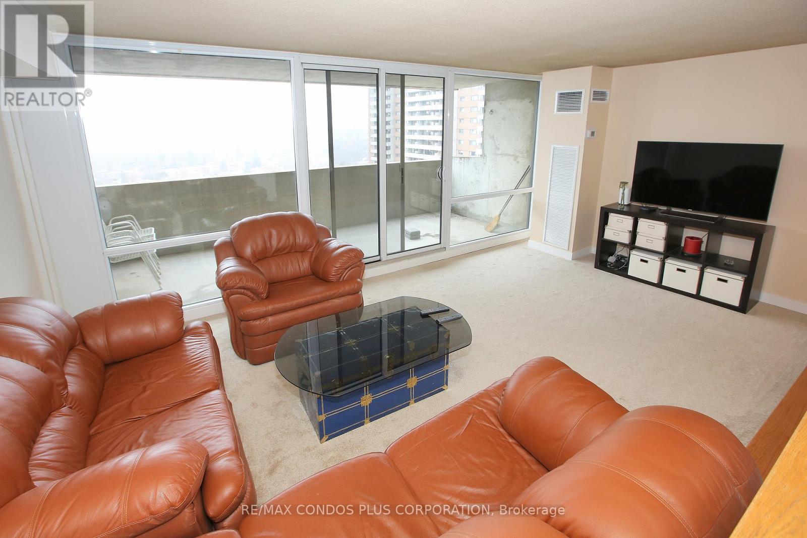 1605 - 260 Scarlett Road, Toronto (Rockcliffe-Smythe), Ontario  M6N 4X6 - Photo 5 - W12860032