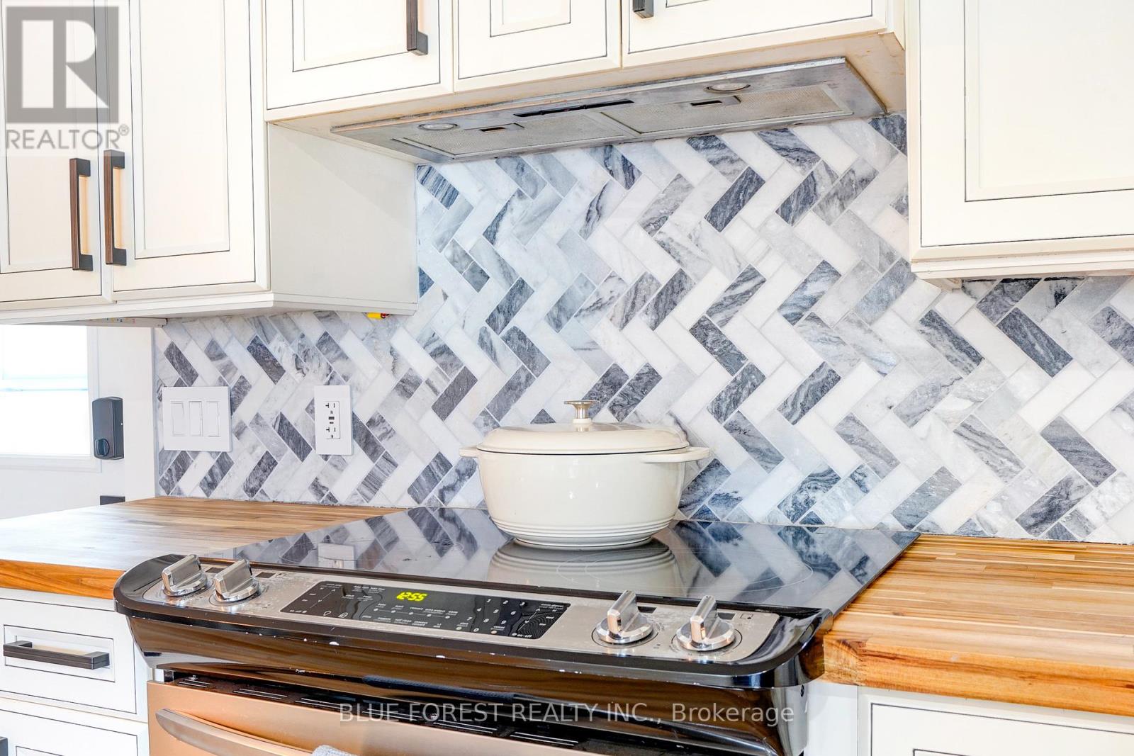 Photo 14 of 38 for 218 Maple Street