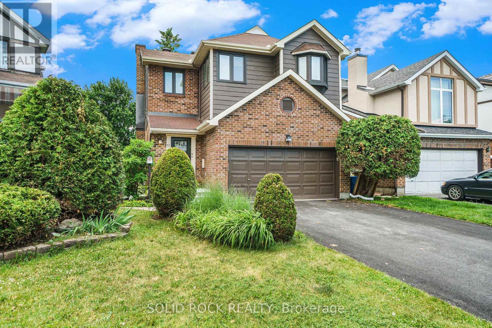 51 Pemberton Crescent, Ottawa, Ontario  K2G 4Y9 - Photo 2 - X12860058