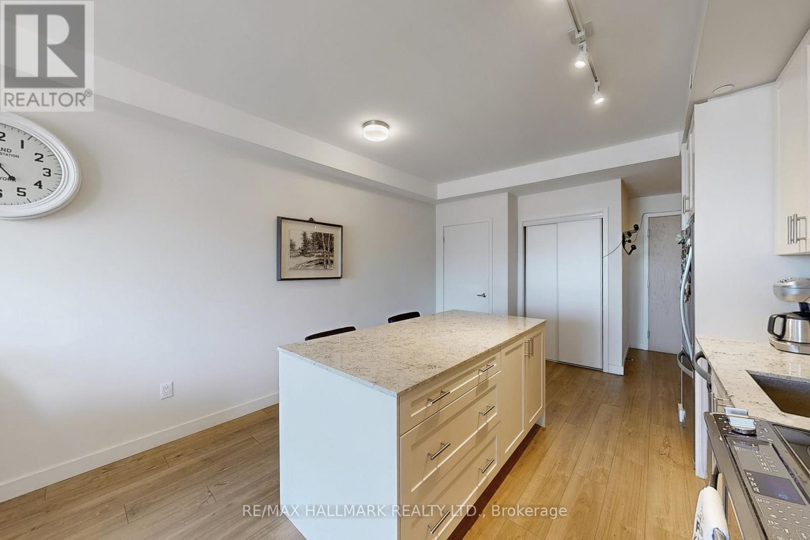 416 - 150 Sabina Drive, Oakville, Ontario  L6H 7C3 - Photo 11 - W12860082