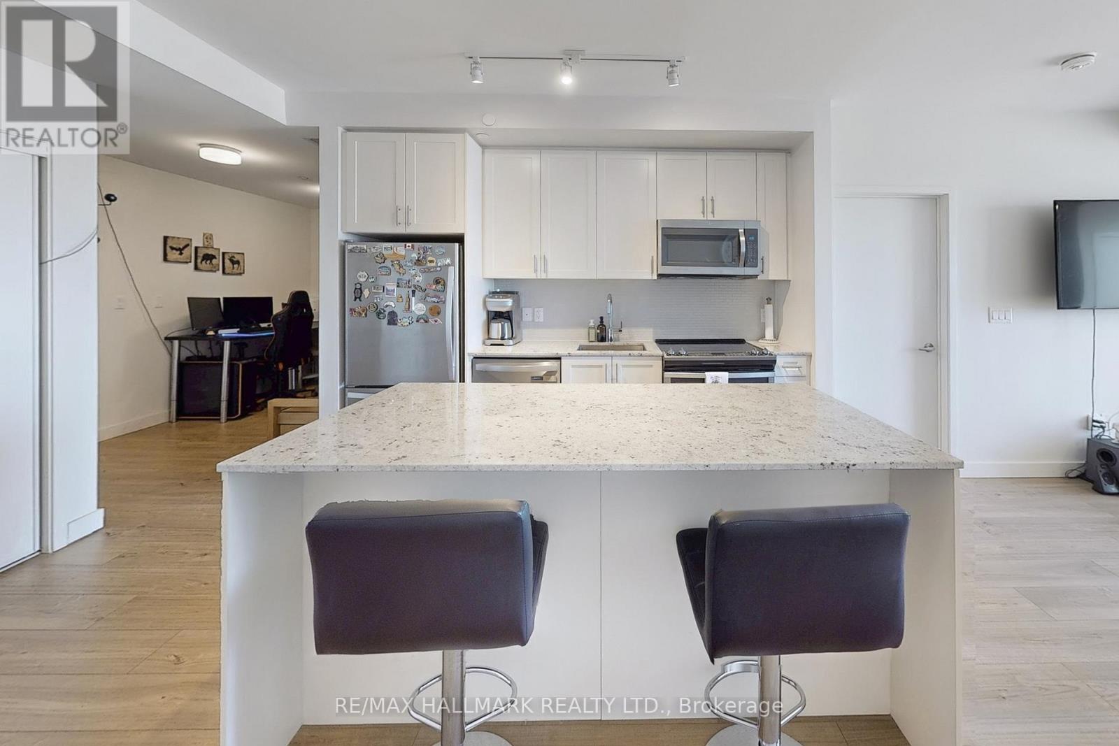 416 - 150 Sabina Drive, Oakville, Ontario  L6H 7C3 - Photo 8 - W12860082