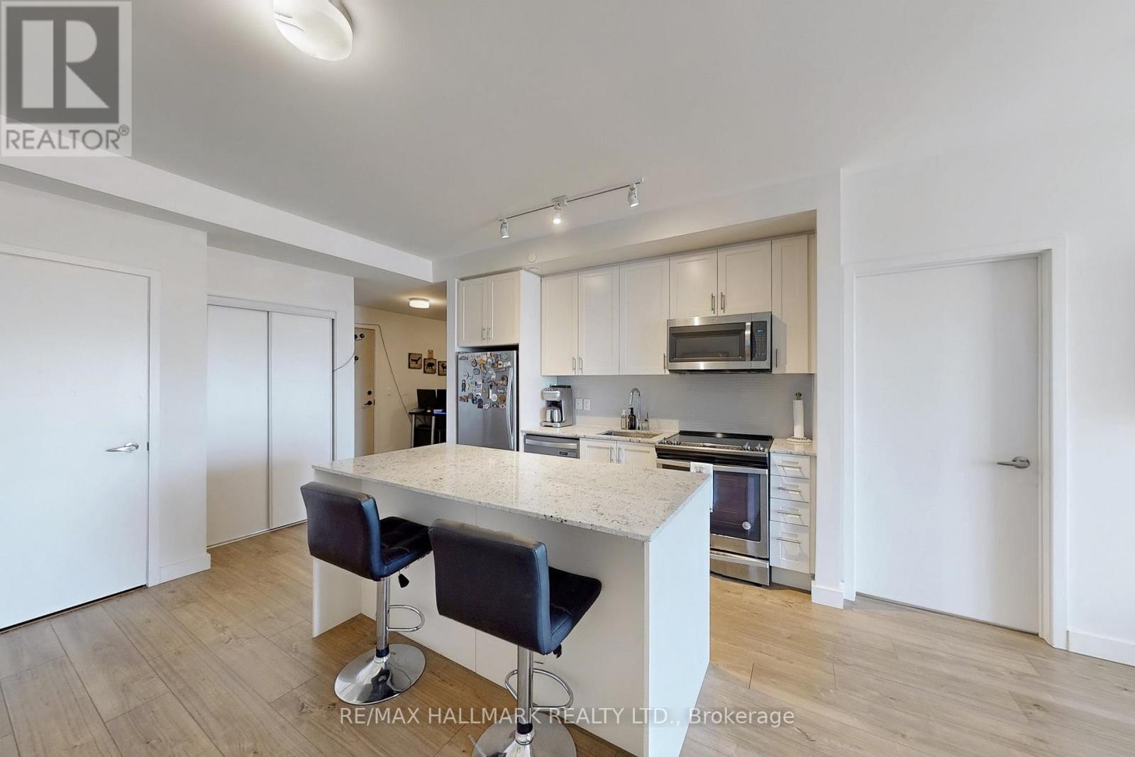 416 - 150 Sabina Drive, Oakville, Ontario  L6H 7C3 - Photo 9 - W12860082