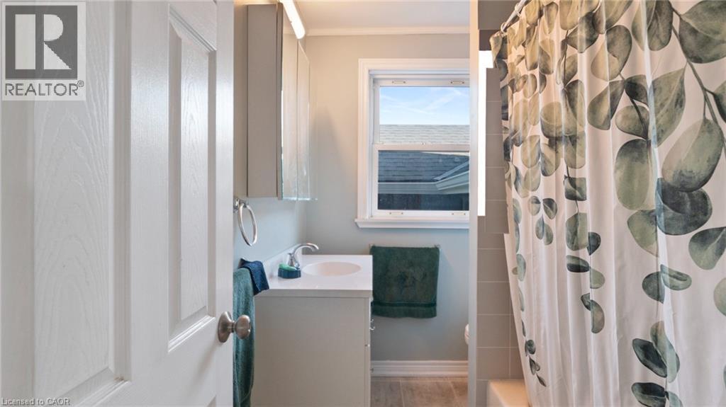 611 W Clare Avenue, Welland, Ontario  L3C 3B9 - Photo 9 - 40793725