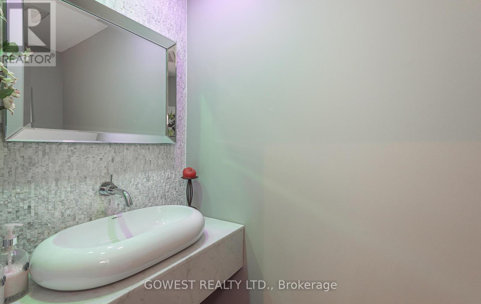 1057 Franklin Court, Oakville, Ontario  L6H 2T5 - Photo 16 - W12860164