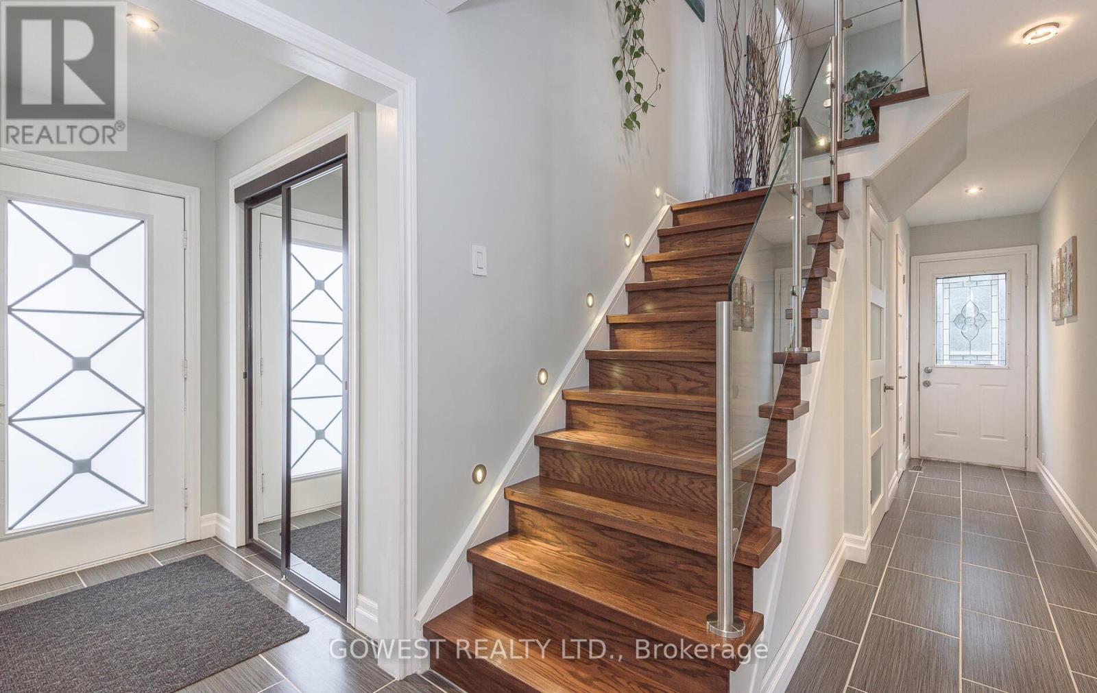 1057 Franklin Court, Oakville, Ontario  L6H 2T5 - Photo 3 - W12860164