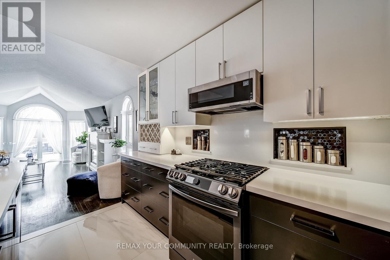 53 Highcastle Avenue, Georgina (Keswick North), Ontario  L4P 4B4 - Photo 10 - N12860260