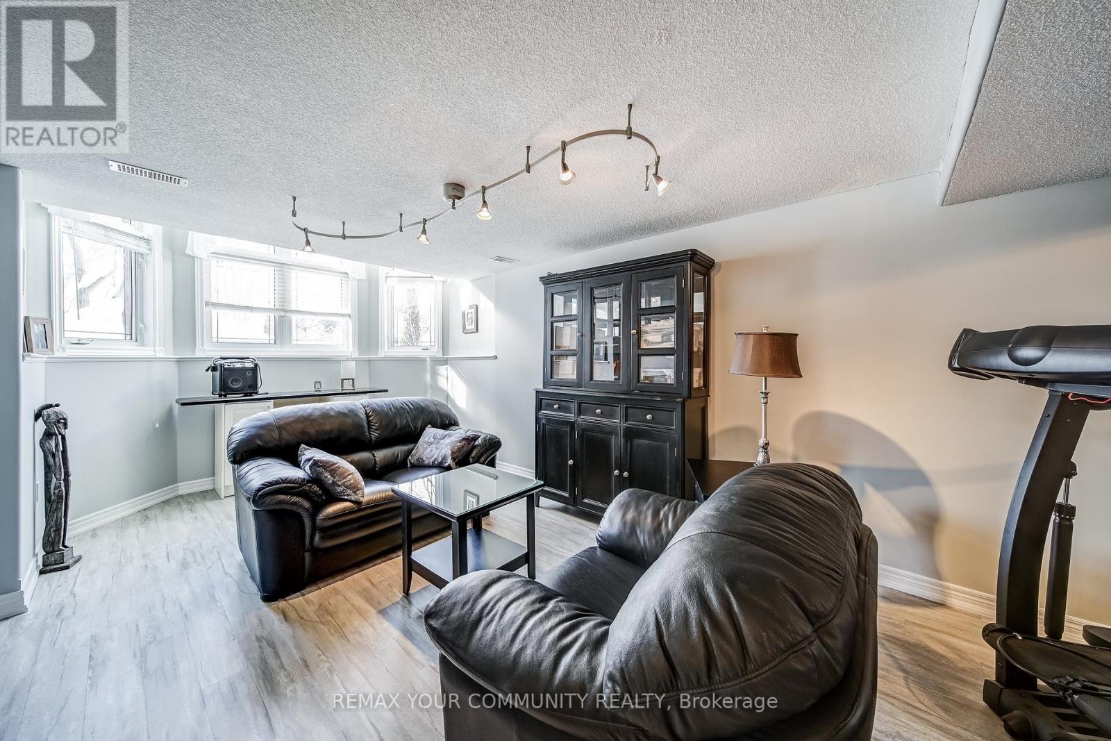 53 Highcastle Avenue, Georgina (Keswick North), Ontario  L4P 4B4 - Photo 31 - N12860260