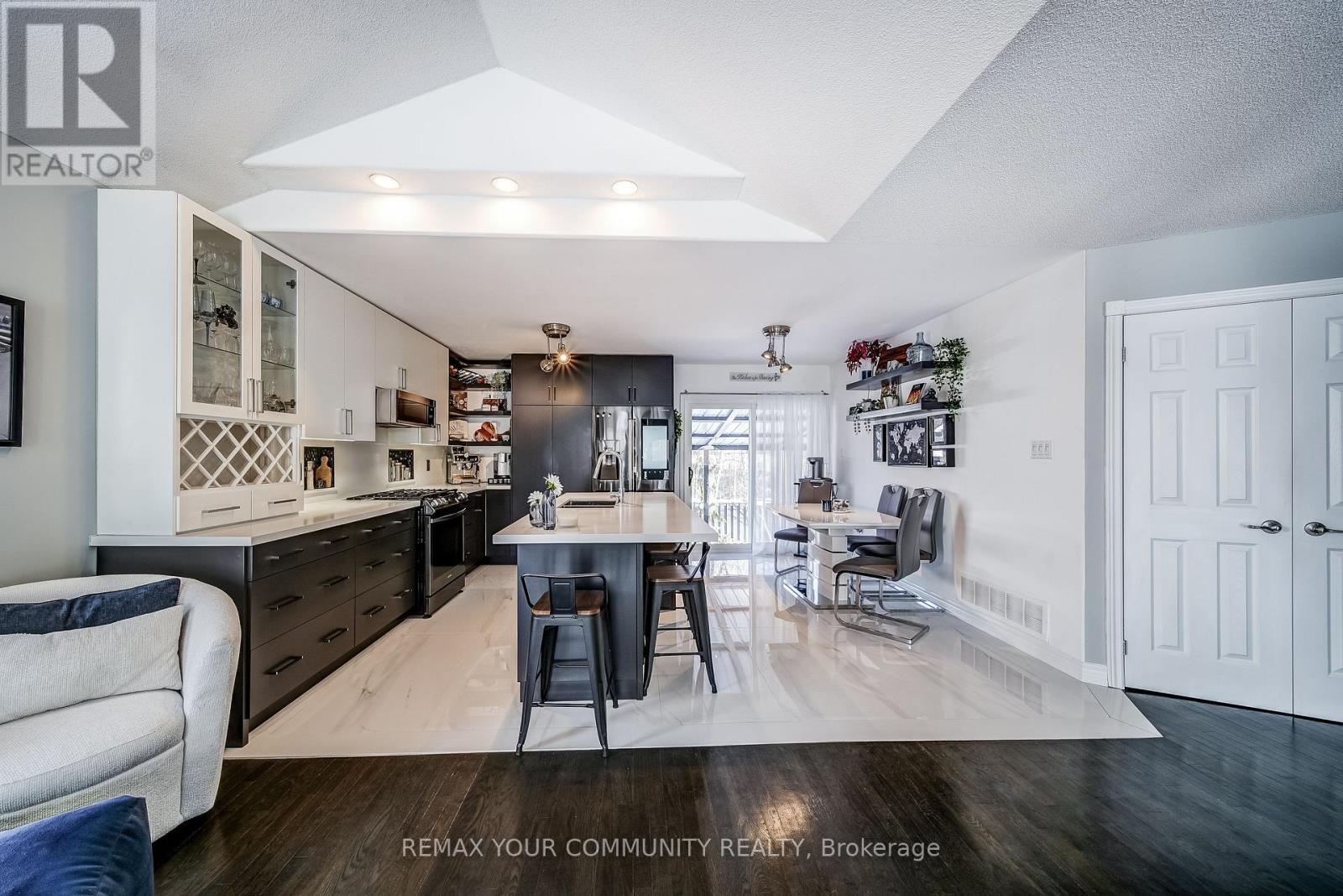 53 Highcastle Avenue, Georgina (Keswick North), Ontario  L4P 4B4 - Photo 7 - N12860260