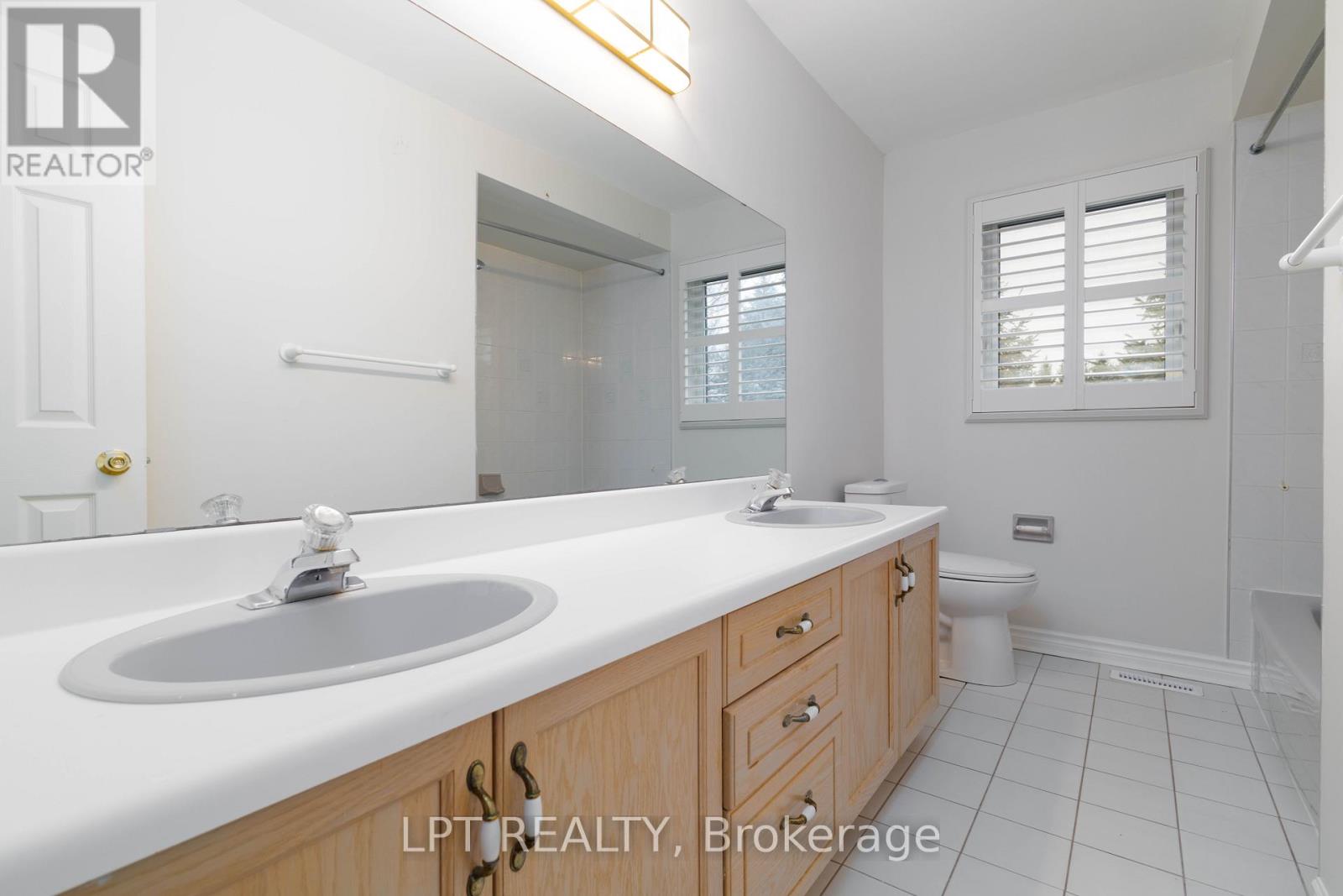 35 Dennis Drive, King (King City), Ontario  L7B 1C8 - Photo 31 - N12860328