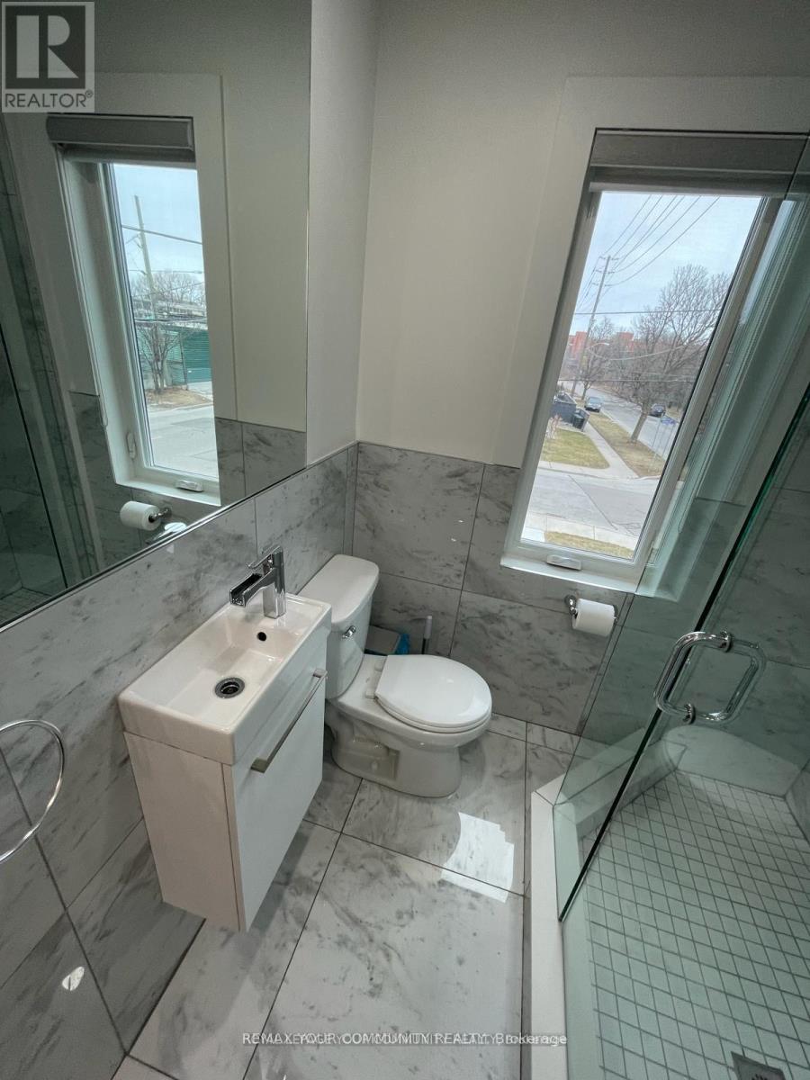Upper - 2 Harold Street, Toronto, Ontario  M8Z 3R3 - Photo 14 - W12834270