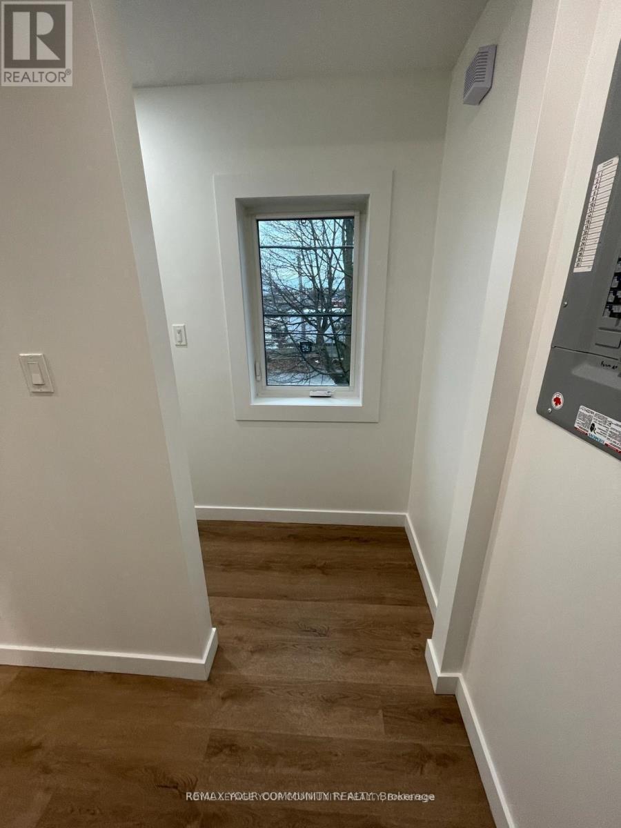 Upper - 2 Harold Street, Toronto, Ontario  M8Z 3R3 - Photo 5 - W12834270