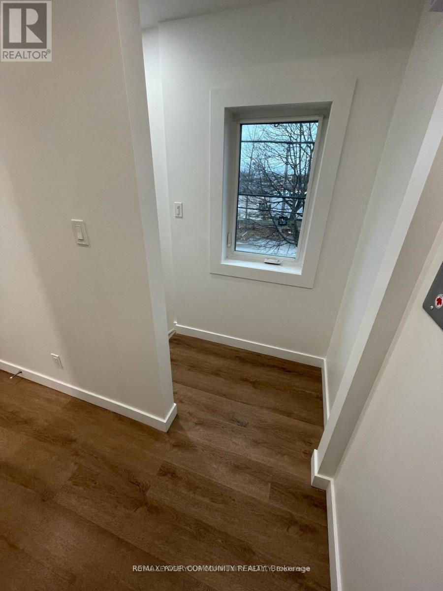 Upper - 2 Harold Street, Toronto, Ontario  M8Z 3R3 - Photo 13 - W12834270