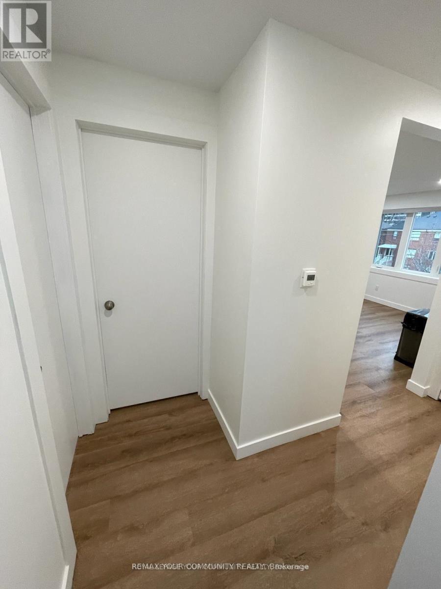 Upper - 2 Harold Street, Toronto, Ontario  M8Z 3R3 - Photo 6 - W12834270