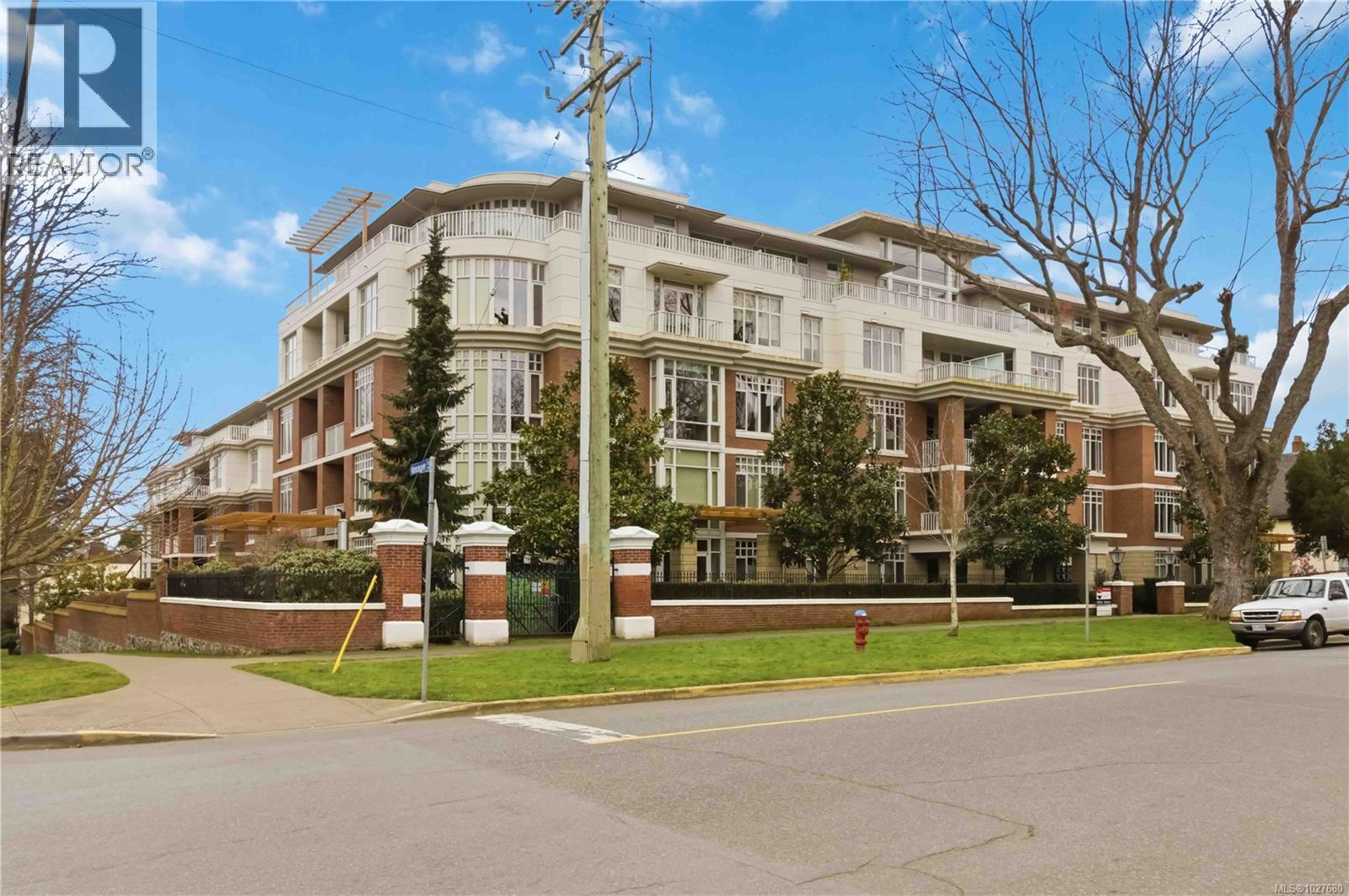 508 999 Burdett Ave, Victoria, British Columbia  V8V 3G7 - Photo 1 - 1027680