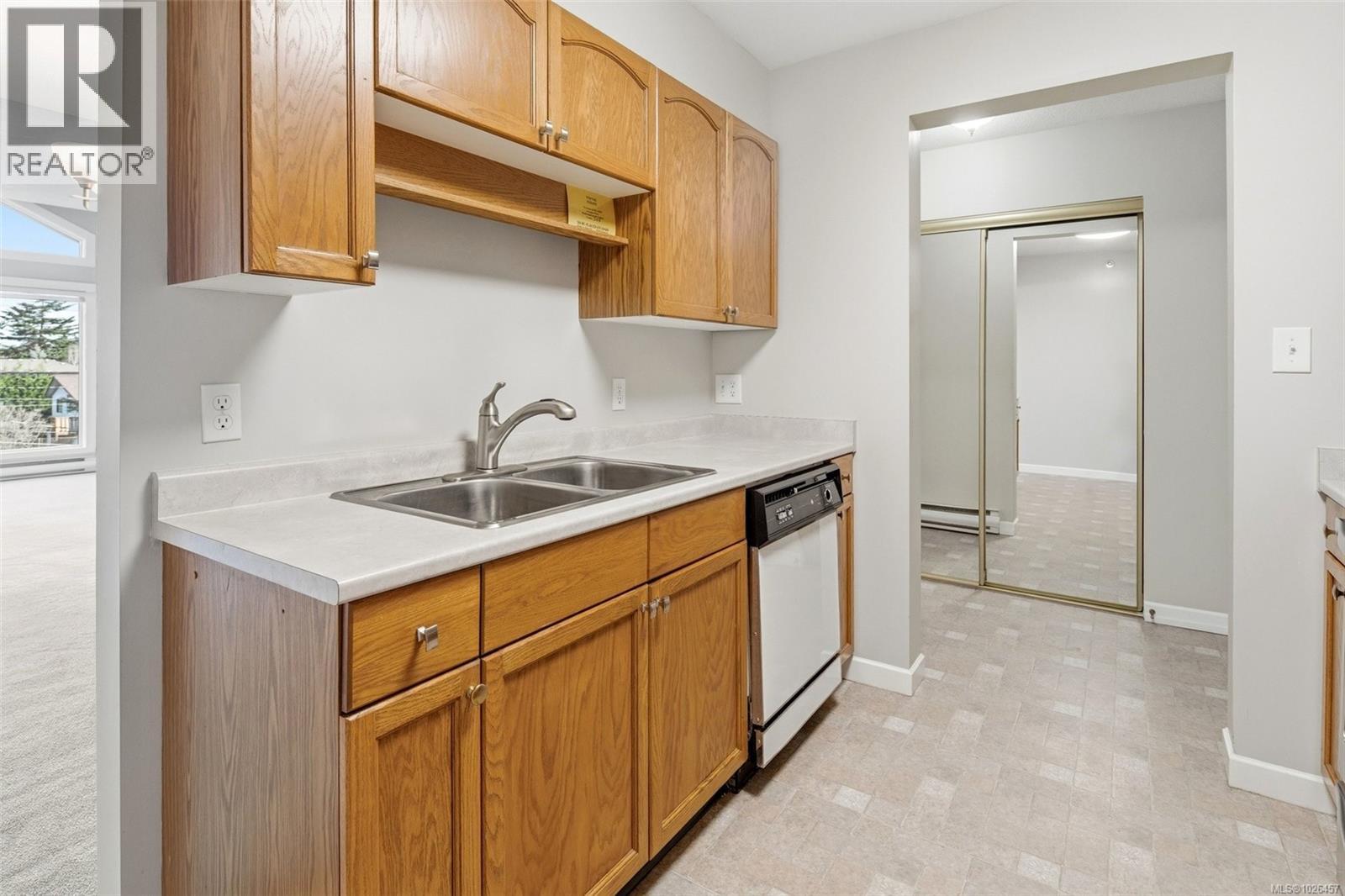 306 3969 Shelbourne St, Saanich, British Columbia  V8N 6J5 - Photo 10 - 1026457