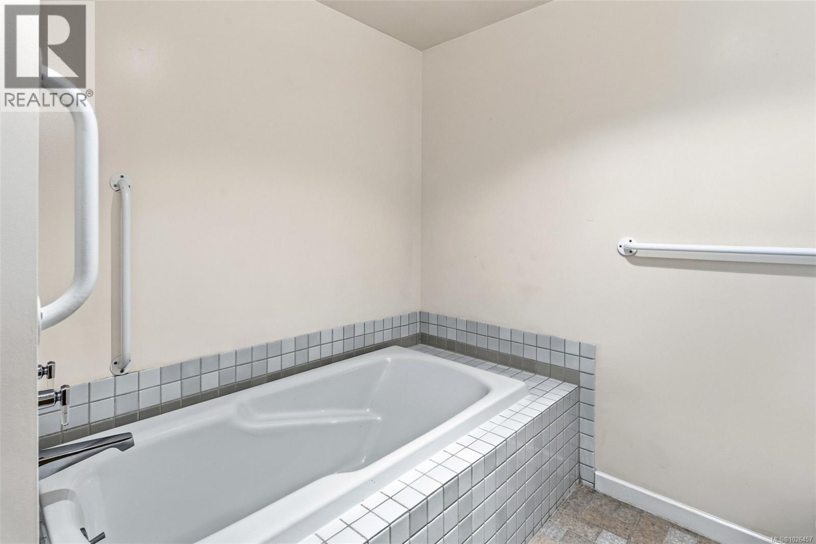 306 3969 Shelbourne St, Saanich, British Columbia  V8N 6J5 - Photo 28 - 1026457