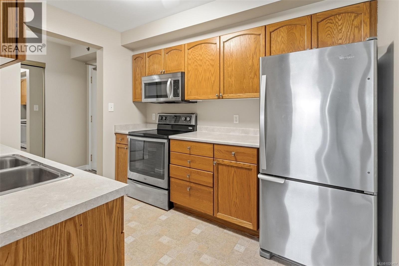 306 3969 Shelbourne St, Saanich, British Columbia  V8N 6J5 - Photo 8 - 1026457