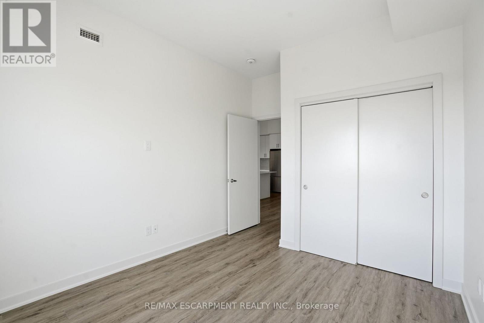 618 - 320 Plains Road E, Burlington, Ontario  L7T 0C1 - Photo 20 - W12856052