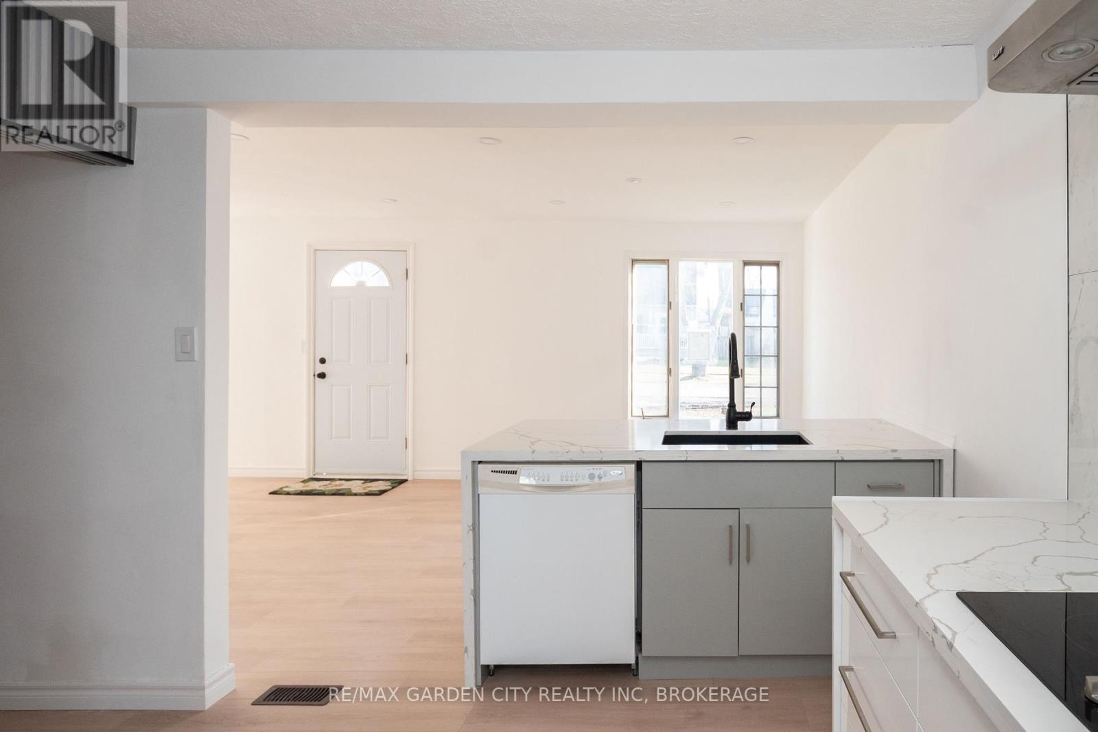 9 Fir Avenue, St. Catharines, Ontario  L2P 1B6 - Photo 11 - X12860528