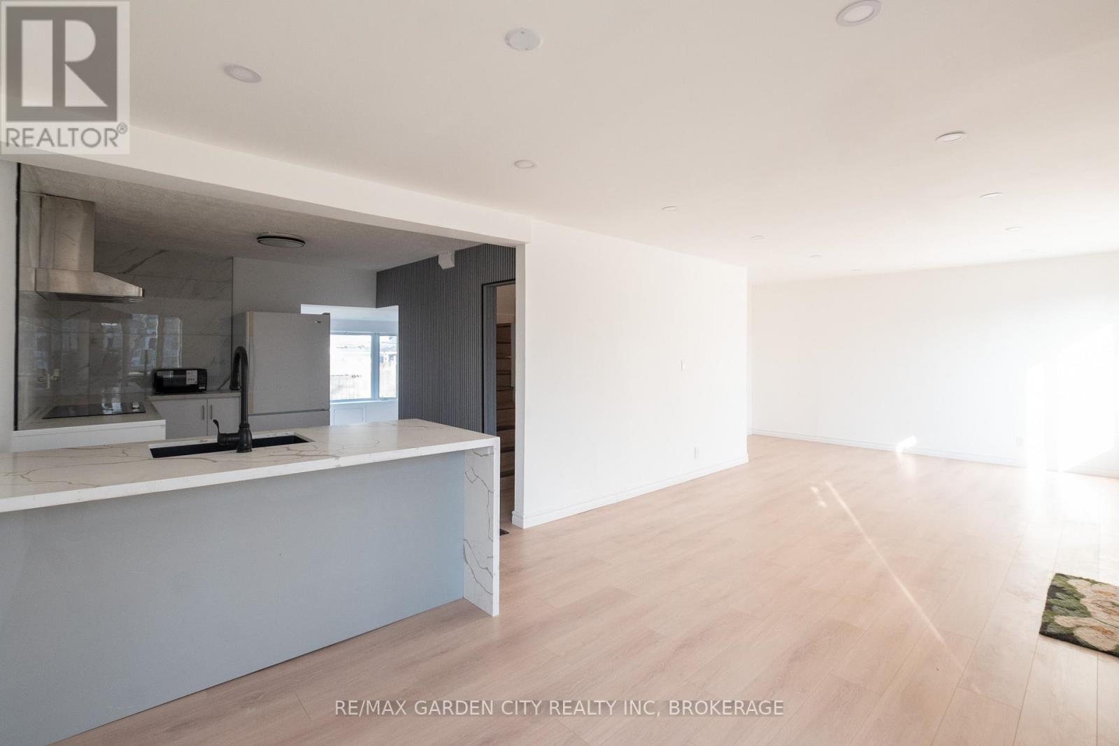 9 Fir Avenue, St. Catharines, Ontario  L2P 1B6 - Photo 3 - X12860528