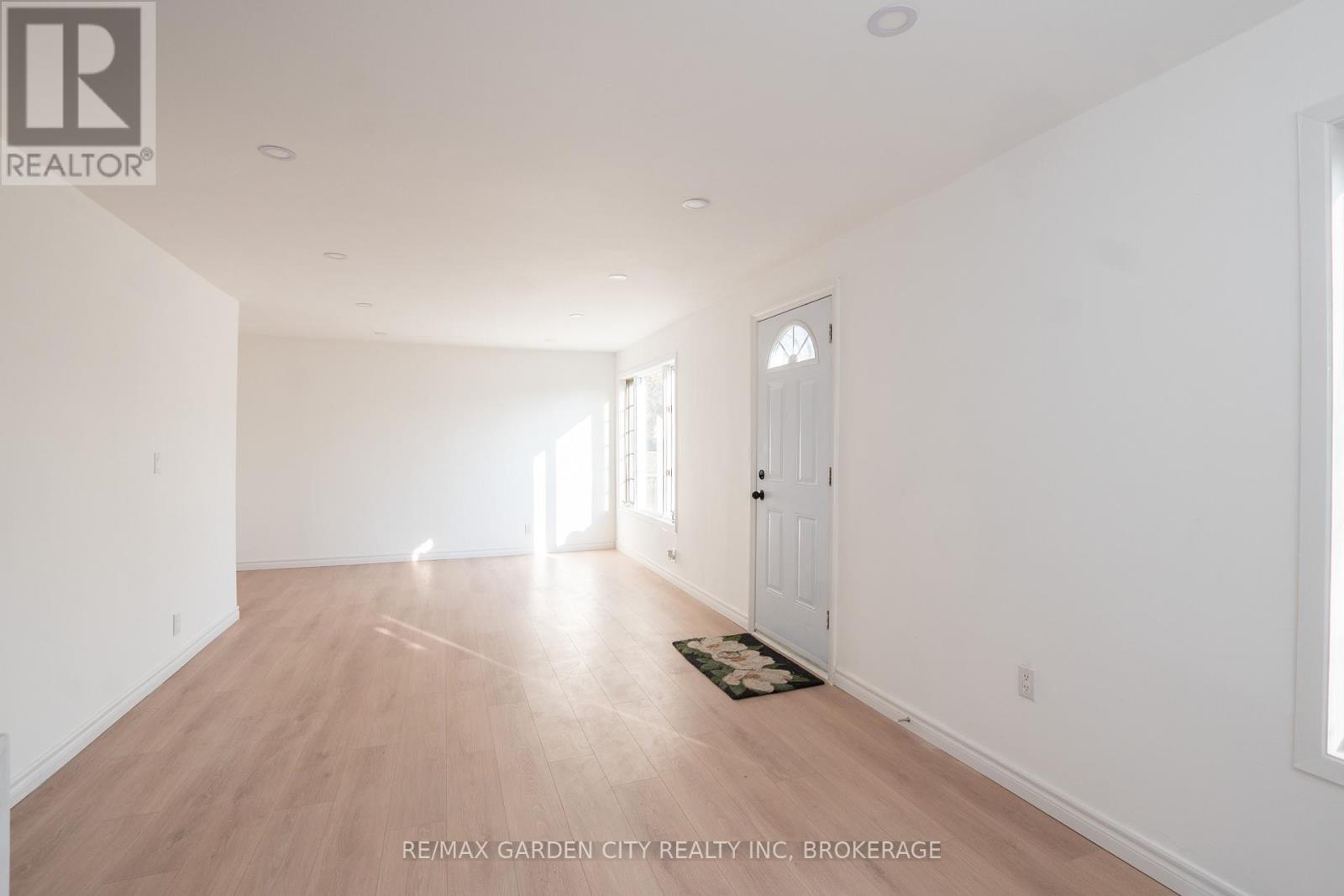 9 Fir Avenue, St. Catharines, Ontario  L2P 1B6 - Photo 4 - X12860528