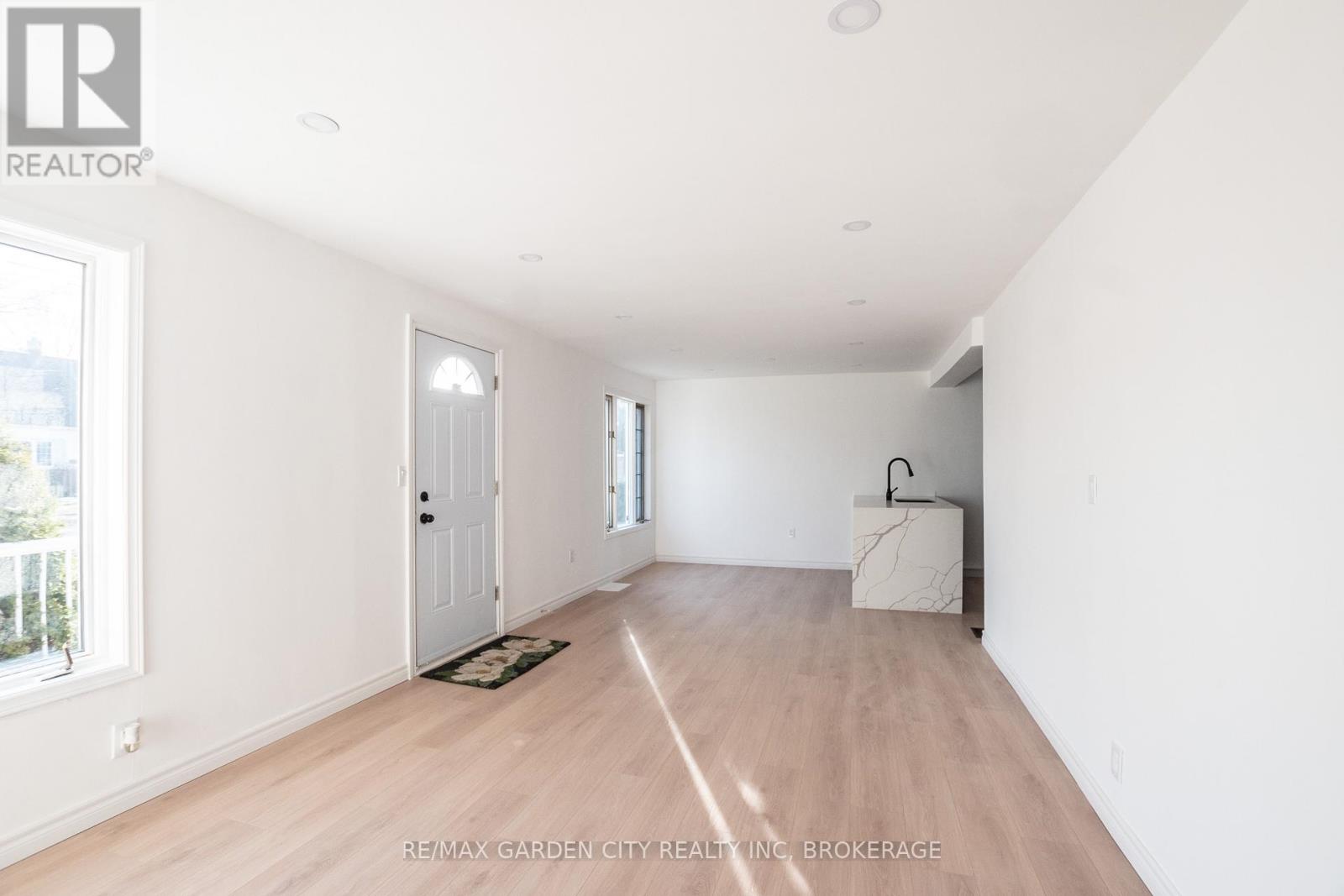 9 Fir Avenue, St. Catharines, Ontario  L2P 1B6 - Photo 5 - X12860528