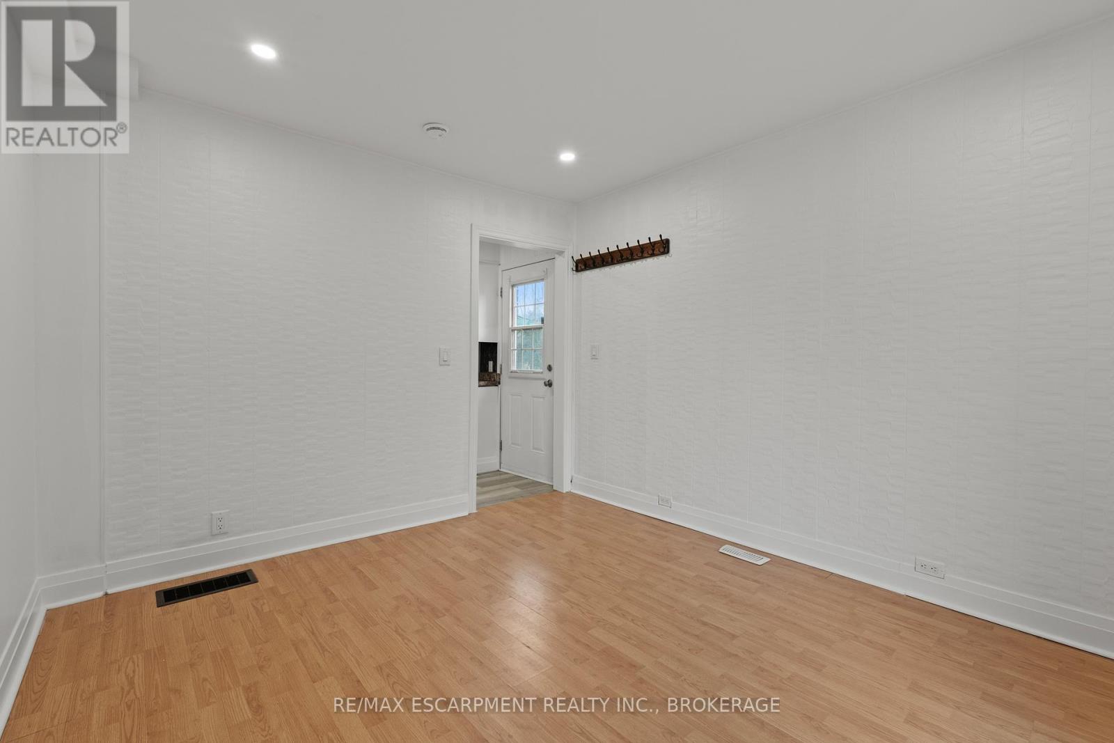 Lower - 15 Mccormick Street, Welland, Ontario  L3C 4L8 - Photo 5 - X12860584