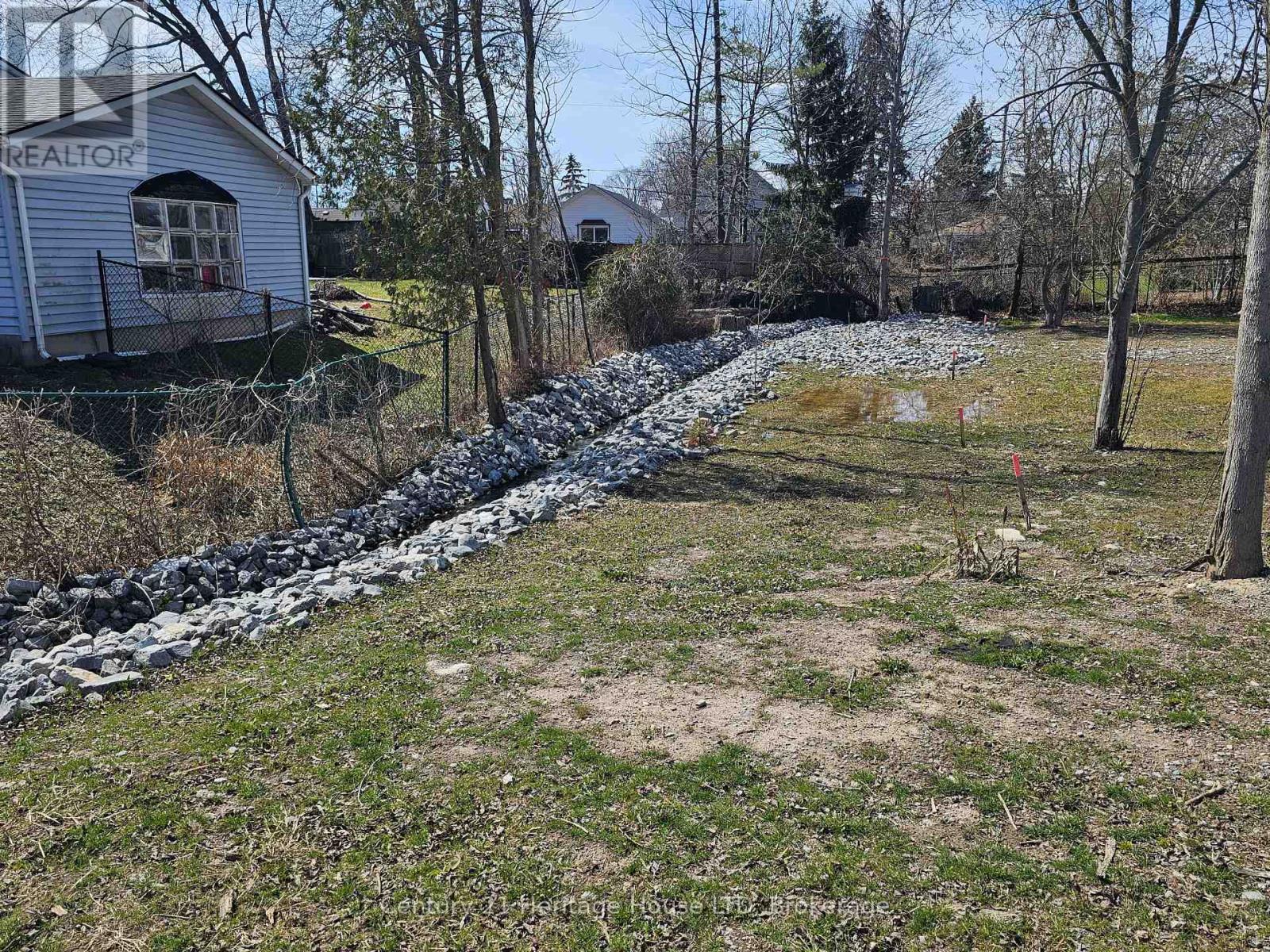 28 Radford Avenue W, Fort Erie, Ontario  L2A 5H5 - Photo 2 - X12860742