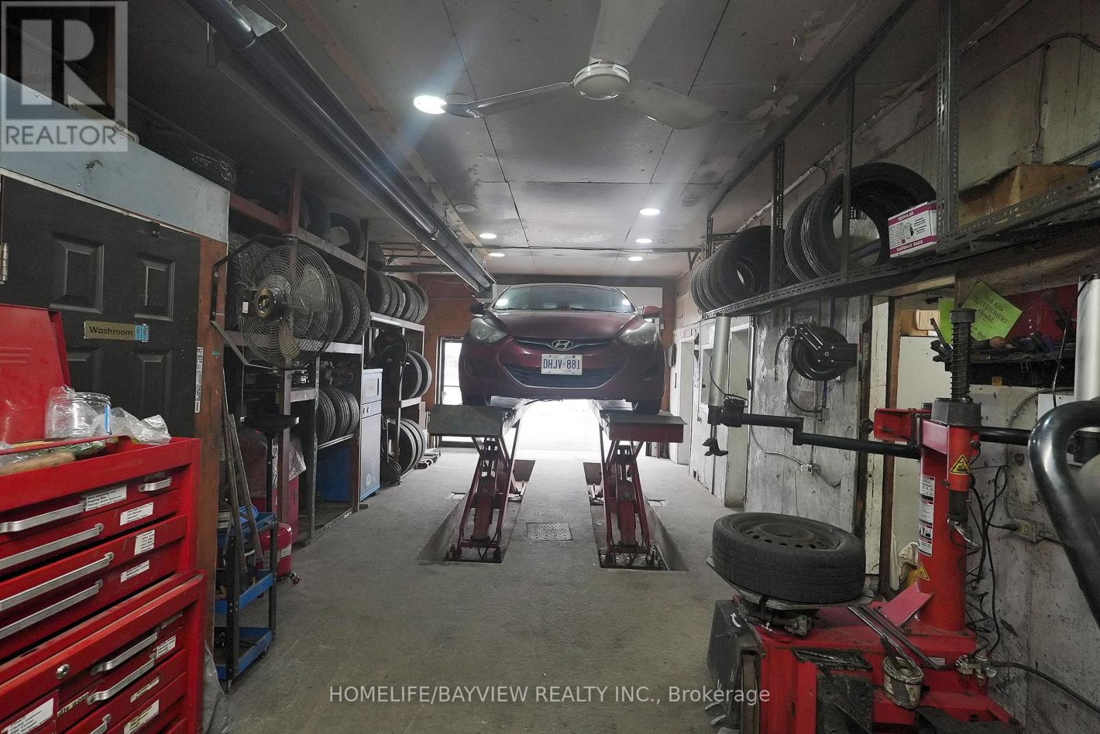 811 Lakeshore Road E, Mississauga, Ontario  L5E 1C8 - Photo 2 - W12847376