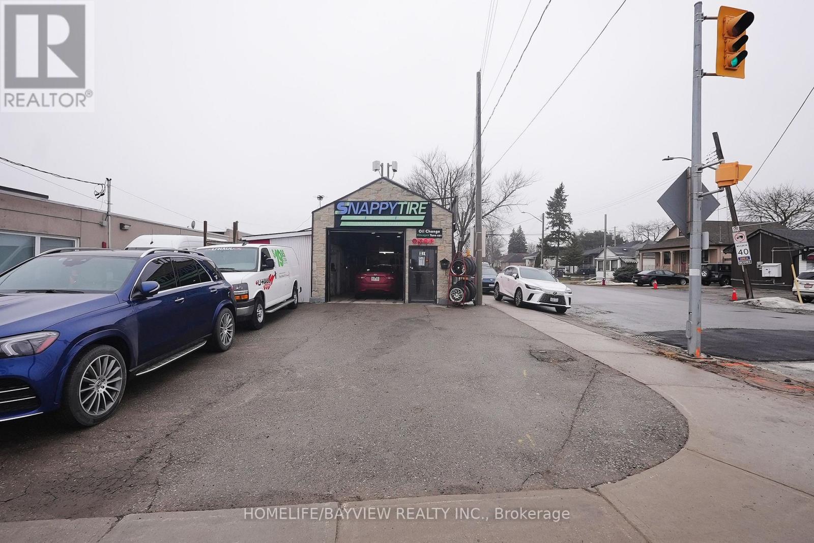 811 Lakeshore Road E, Mississauga, Ontario  L5E 1C8 - Photo 3 - W12847376