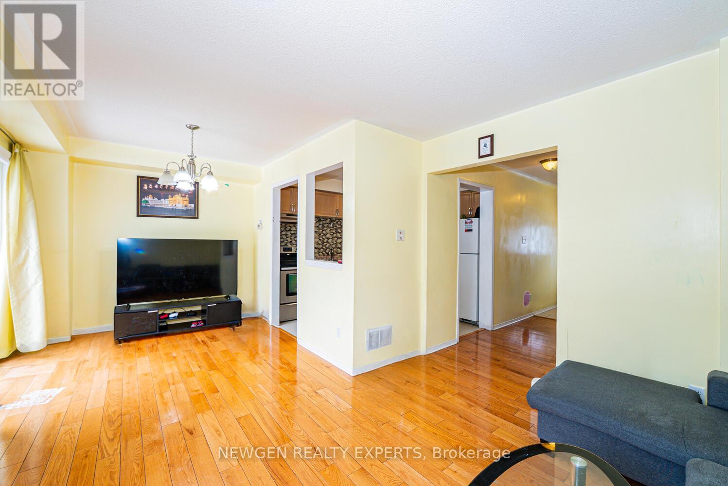 68 Wickstead Court, Brampton, Ontario  L6R 1N8 - Photo 9 - W12851294