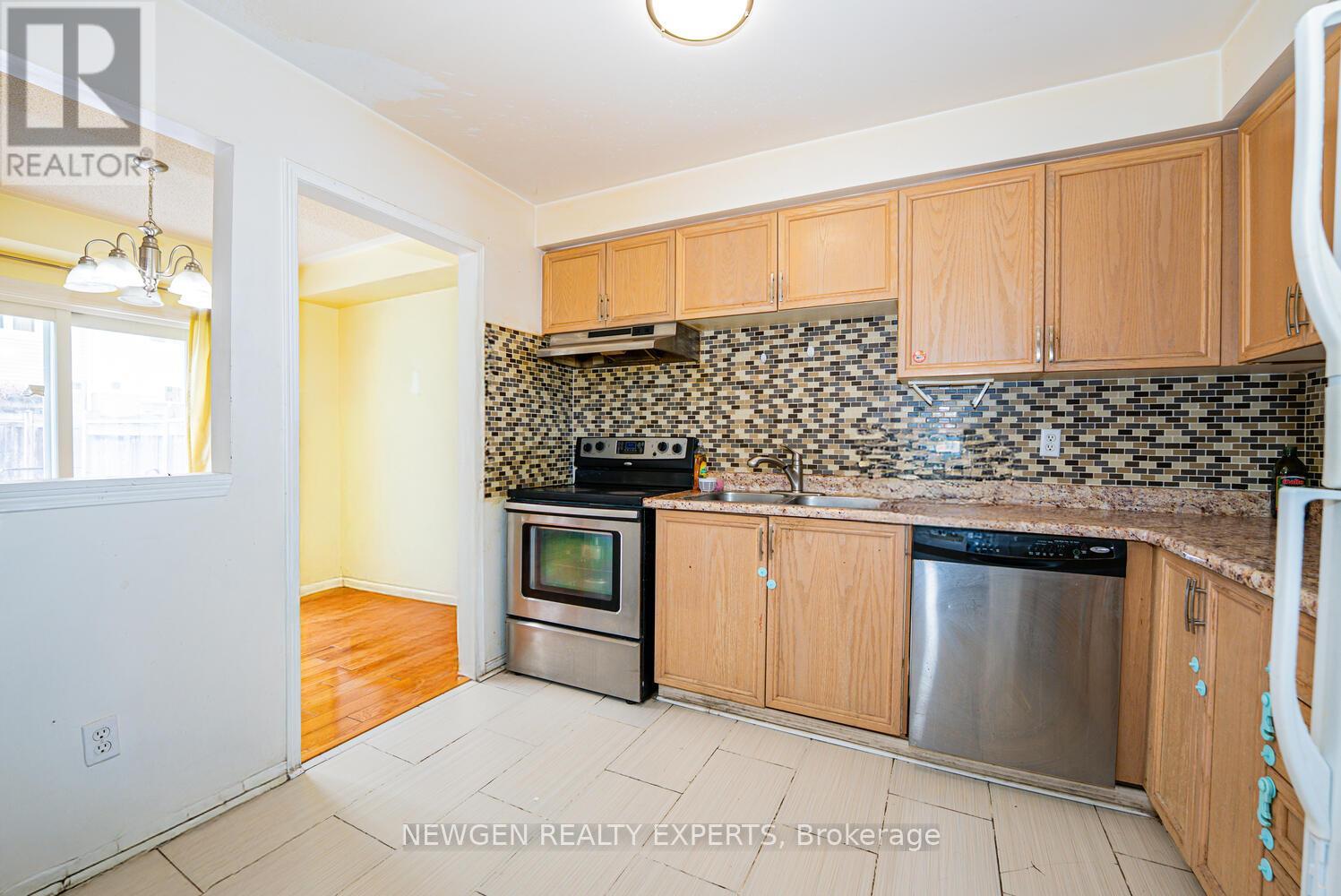 68 Wickstead Court, Brampton, Ontario  L6R 1N8 - Photo 13 - W12851294