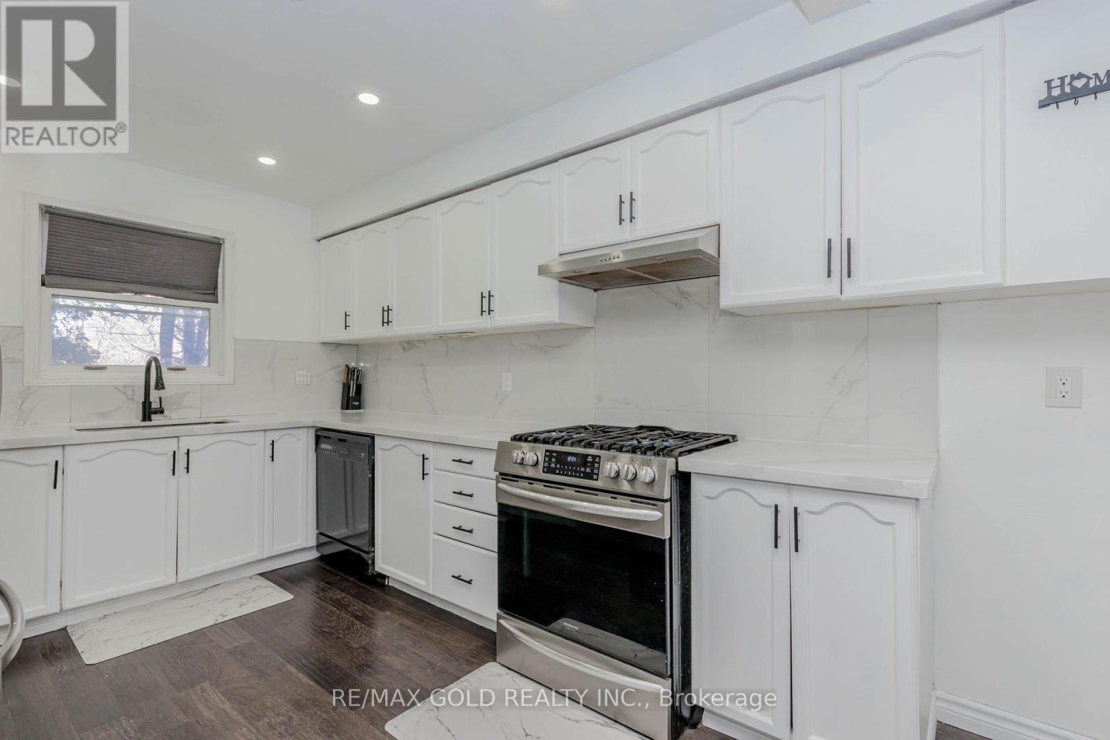 55 Desert Sand Drive, Brampton, Ontario  L6R 1V6 - Photo 5 - W12860412