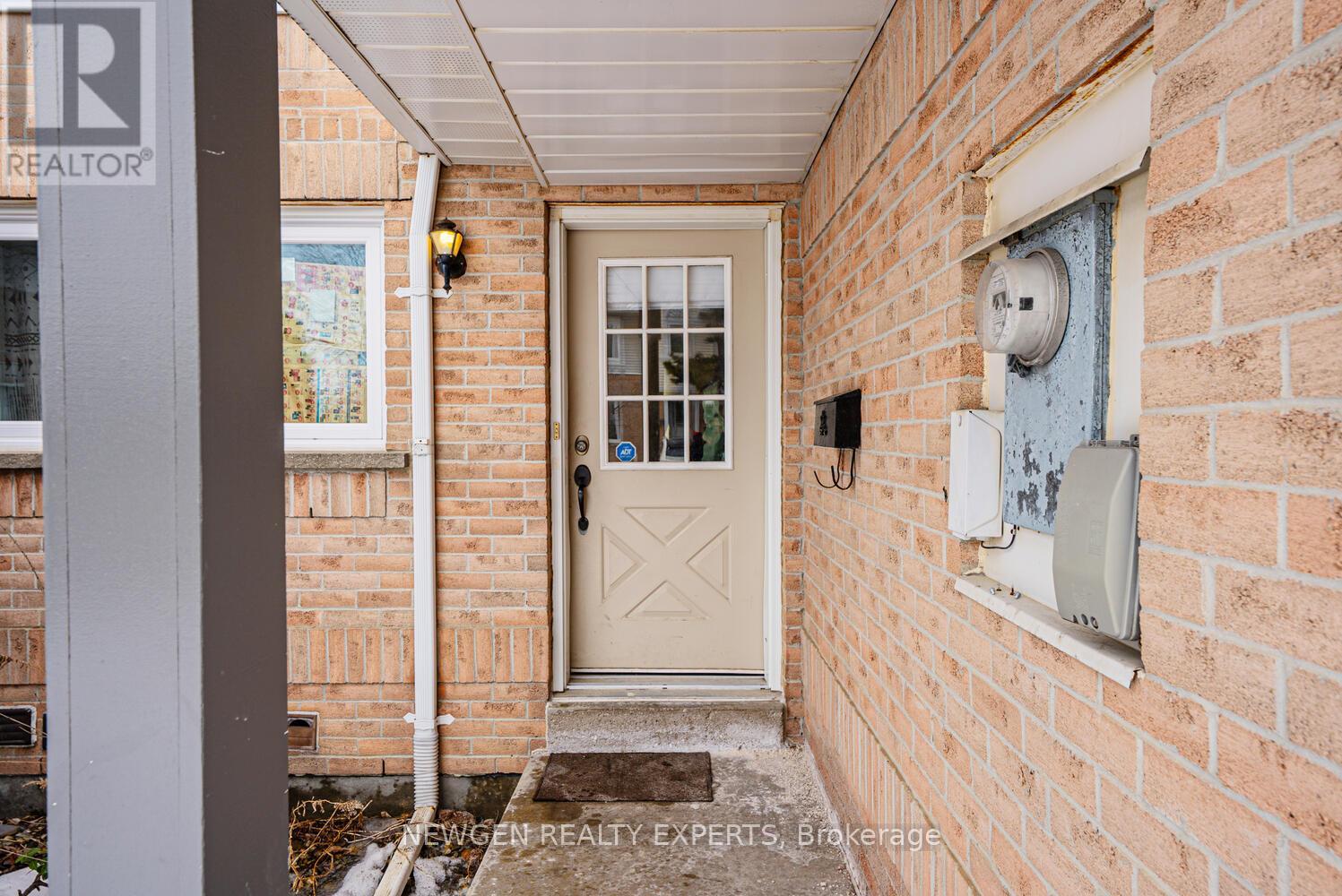 68 Wickstead Court, Brampton, Ontario  L6R 1N8 - Photo 5 - W12851294