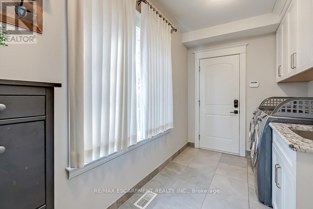 1050 Mohawk Road, Burlington, Ontario  L7T 3M6 - Photo 18 - W12860706