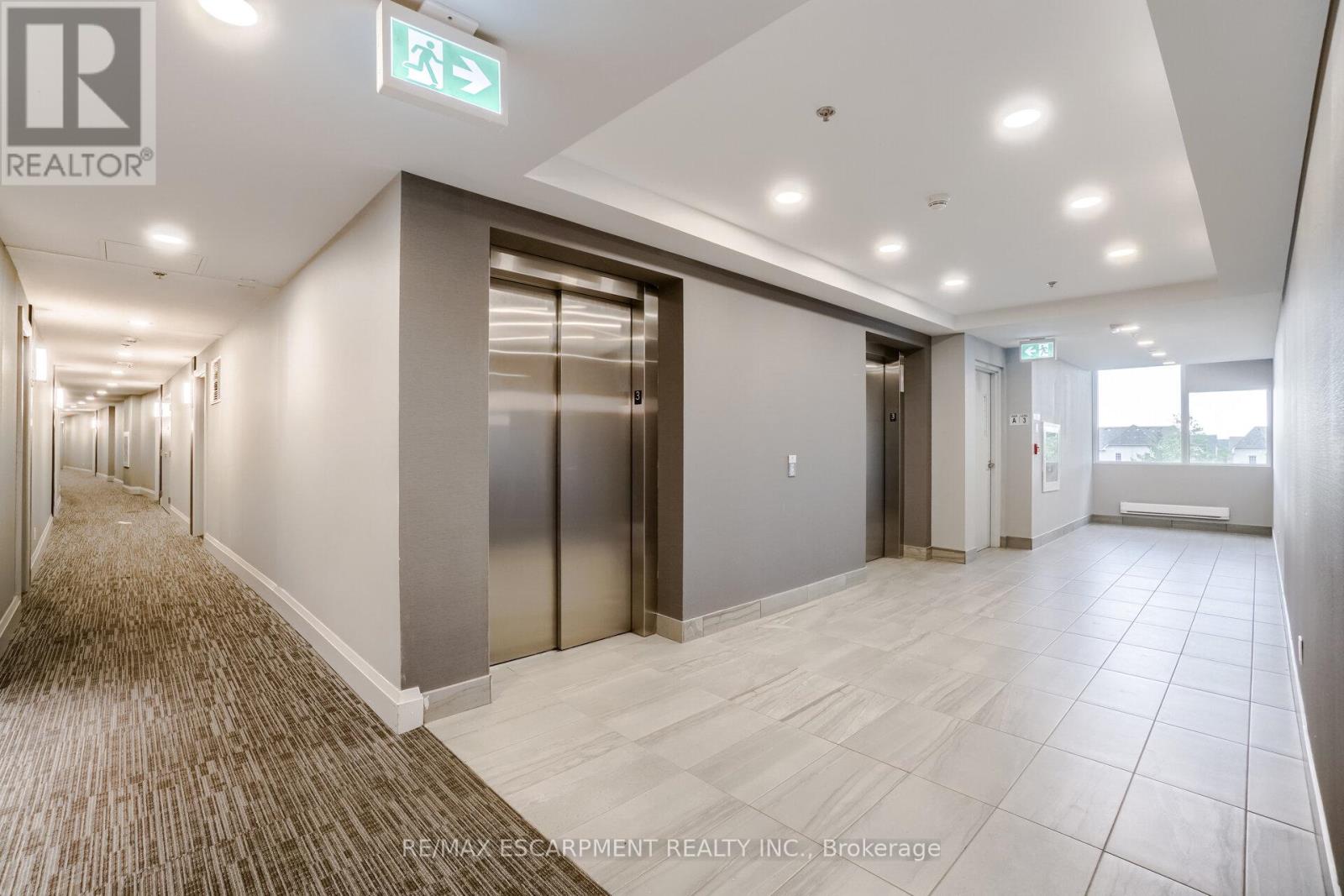 220 - 150 Oak Park Boulevard, Oakville, Ontario  L6H 3P2 - Photo 4 - W12860710