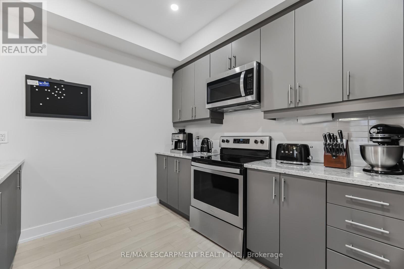 220 - 150 Oak Park Boulevard, Oakville, Ontario  L6H 3P2 - Photo 9 - W12860710