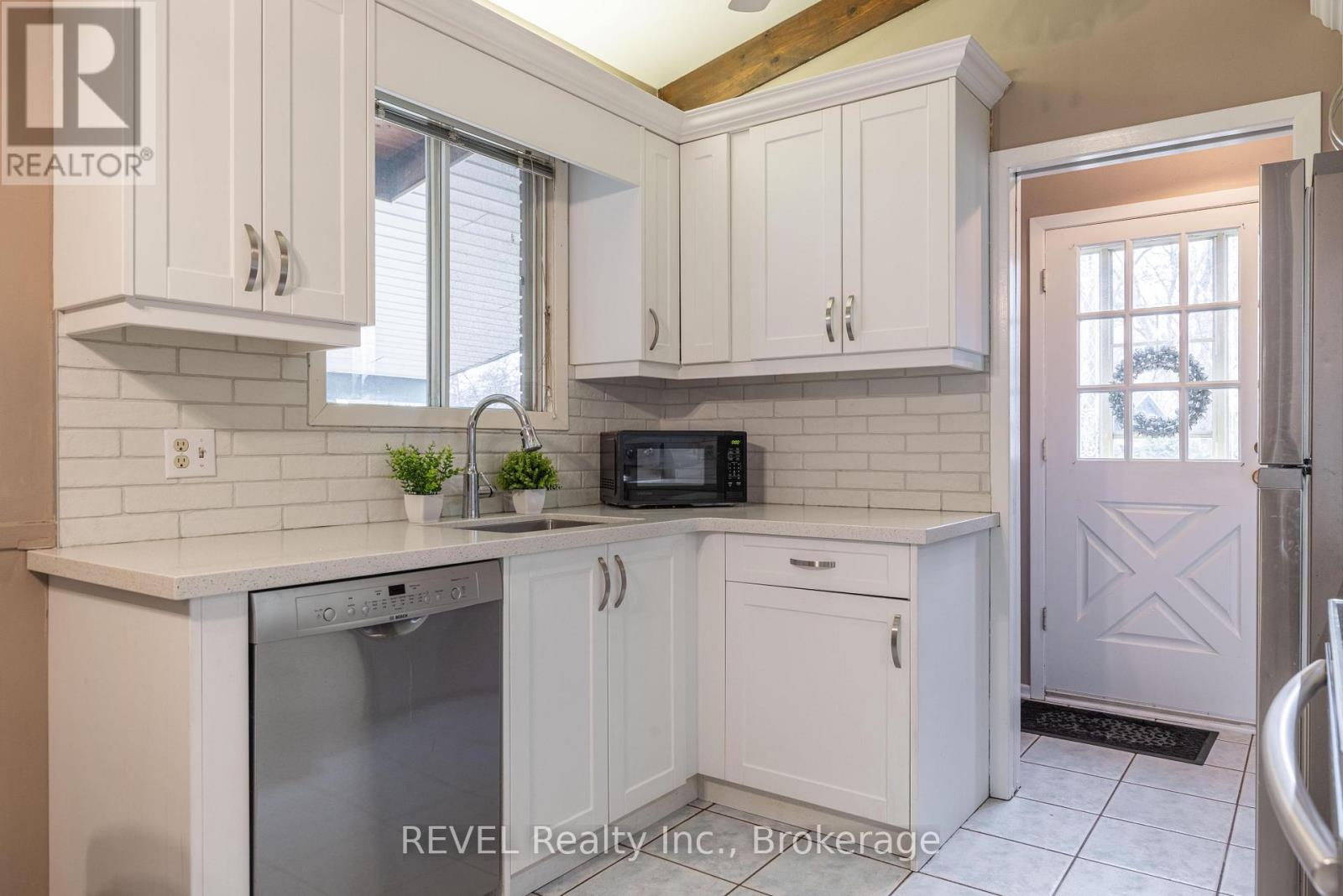 61 Woodrow Street, St. Catharines (Secord Woods), Ontario  L2P 2A4 - Photo 12 - X12860176