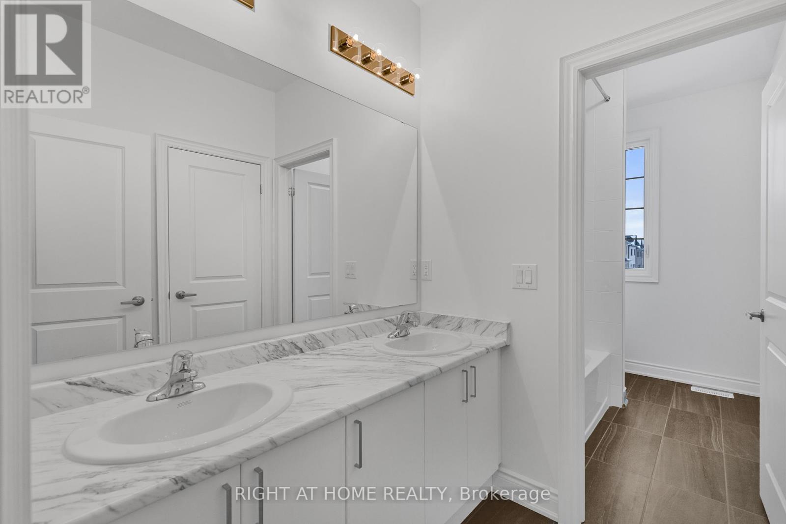 59 Cunningham Drive, Bradford West Gwillimbury, Ontario  L0G 1B0 - Photo 34 - N12807250